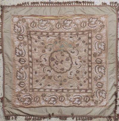 Image Osmanischer Stickerei, um 1900, Matallstickerei auf Seide, ca. 150 x 150 cm, EHZ: 4 ...