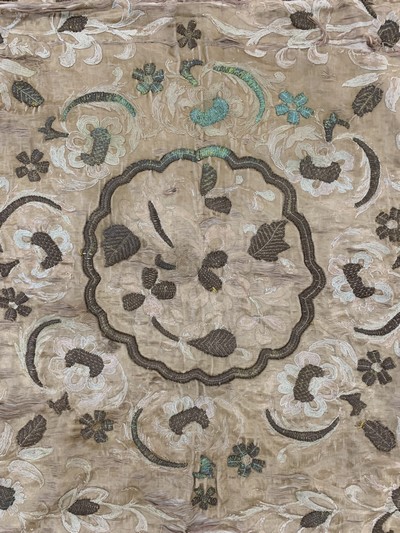 27101053c - Osmanischer Stickerei, um 1900, Matallstickerei auf Seide, ca. 150 x 150 cm, EHZ: 4 ...