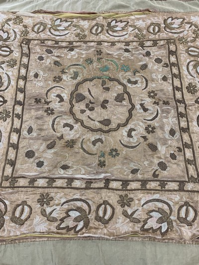 27101053f - Osmanischer Stickerei, um 1900, Matallstickerei auf Seide, ca. 150 x 150 cm, EHZ: 4 ...