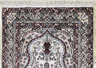 27101054a - Hereke Seide, China, Ende 20.Jhd, reine Naturseide, ca. 120 x 77 cm, EHZ: 2 ...