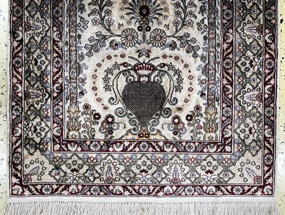 27101054b - Hereke Seide, China, Ende 20.Jhd, reine Naturseide, ca. 120 x 77 cm, EHZ: 2 ...