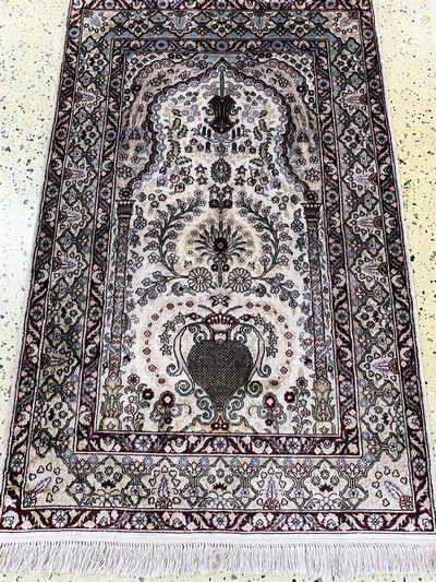 27101054c - Hereke Seide, China, Ende 20.Jhd, reine Naturseide, ca. 120 x 77 cm, EHZ: 2 ...