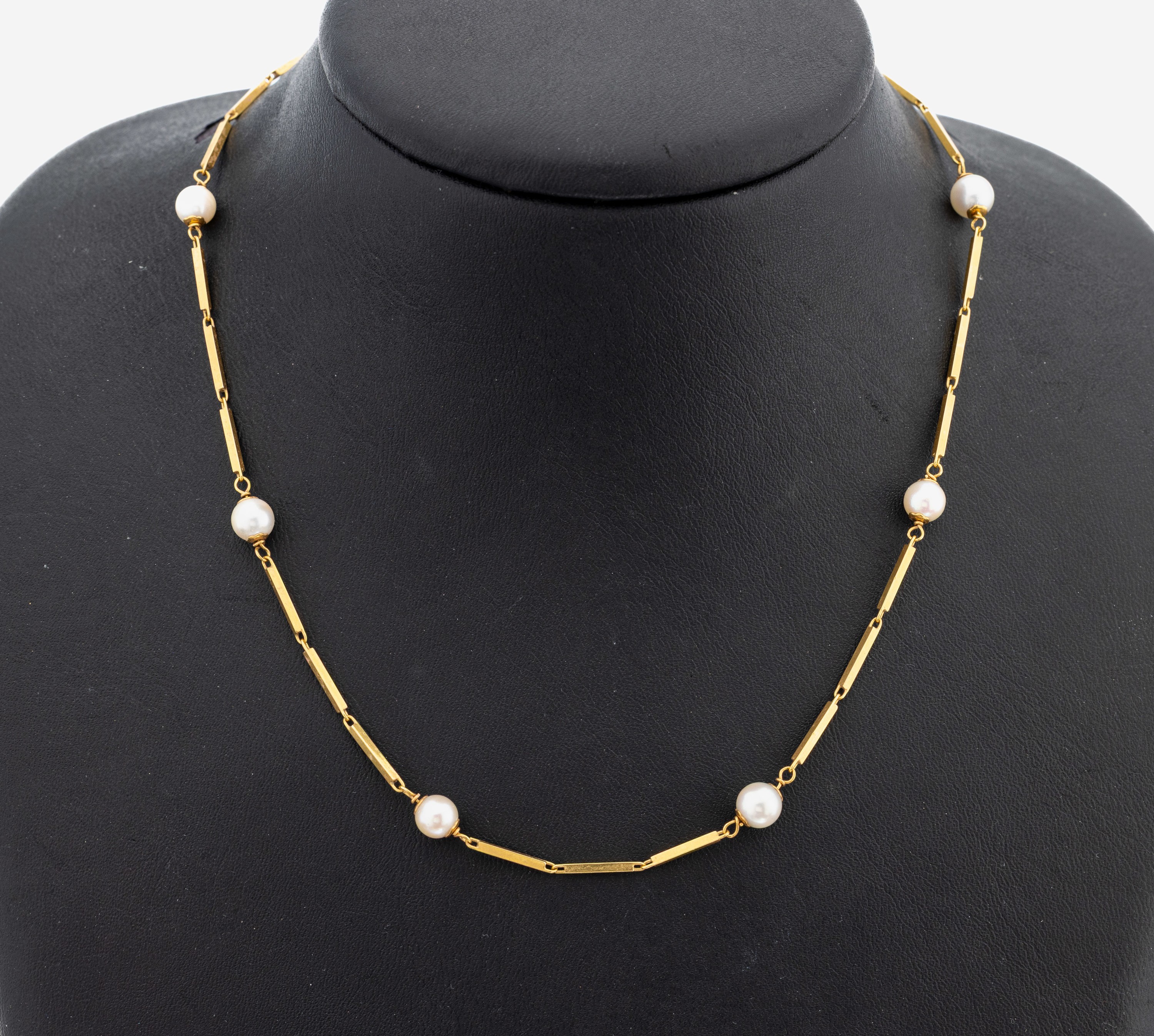 Image 27101290 - 18 kt gold pearl-necklace , YG 750/000, elongated links, 17 cultured akoya pearls, diam. ...