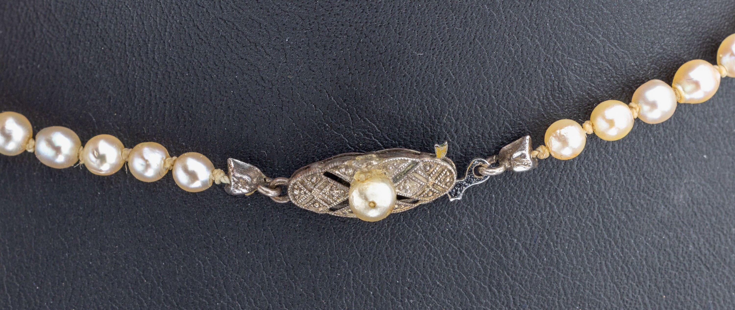 Detail a: Perl-Collier, Zuchtperlen im Verlauf, D. ca. 3.6-7.8 mm, L. ca. 46 cm, Steckschließe 835er Silber
