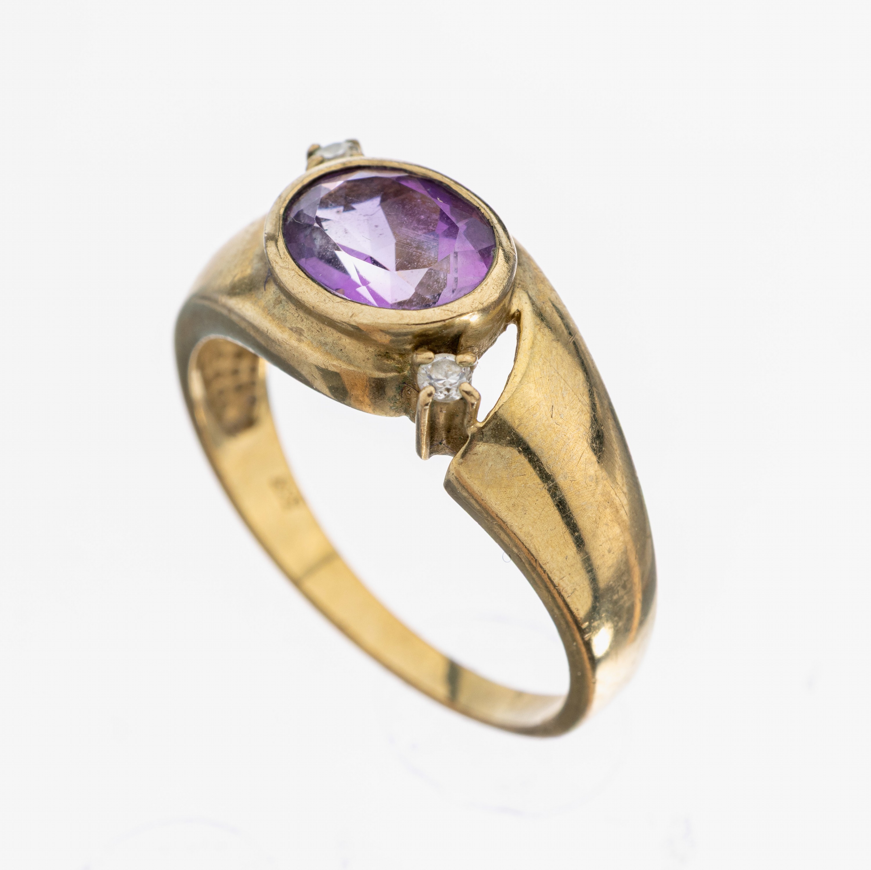 Image 27101301 - 8 kt gold amethyst-brilliant-ring , YG 333/000, centered oval bevelled amethyst approx. ...