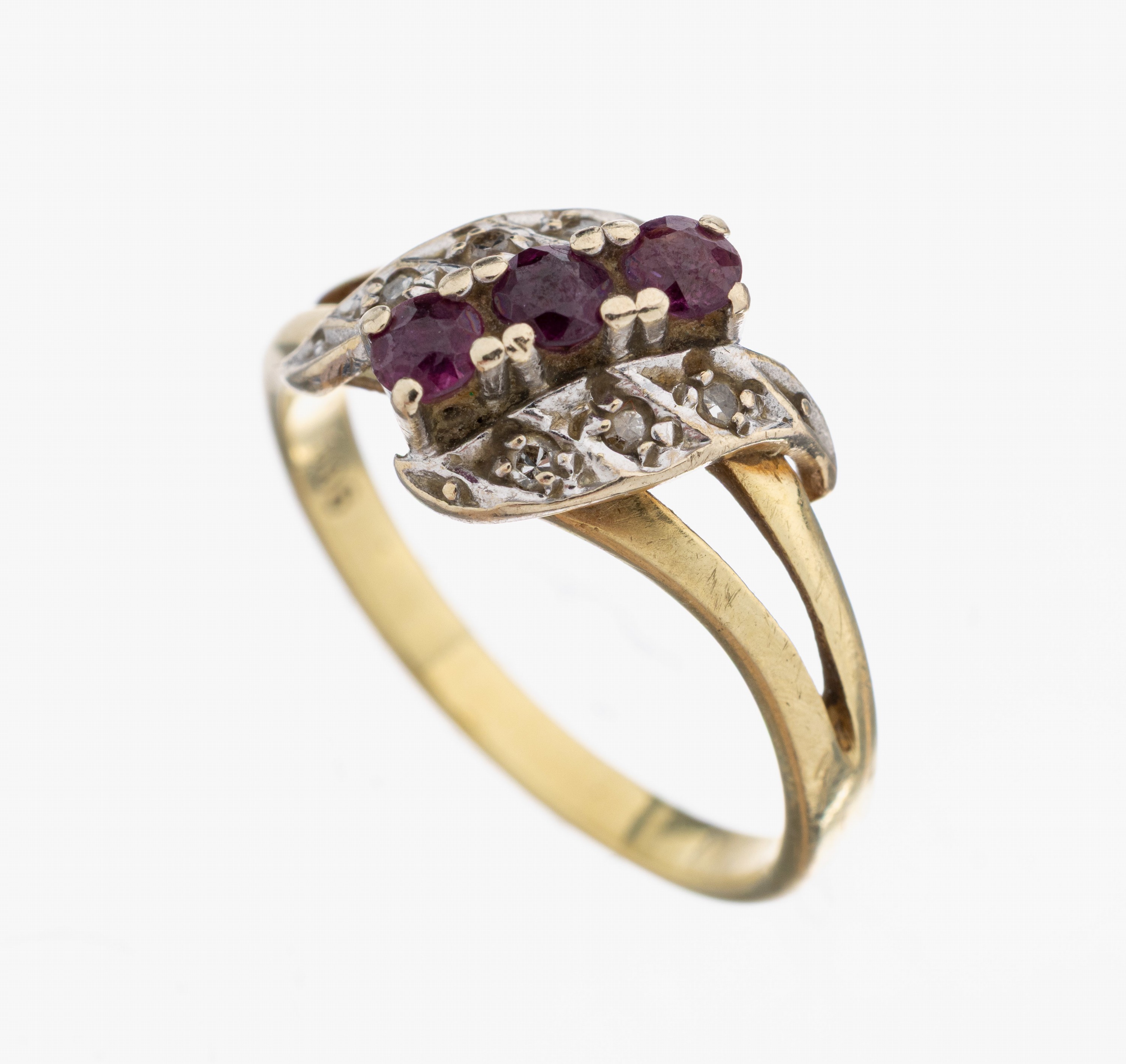Image 27101302 - 14 kt Gold Rubin-Diamant-Ring, GG/WG 585/000, 3 rundfacett. Rubine zus. ca. 0.18 ct, 6 ...