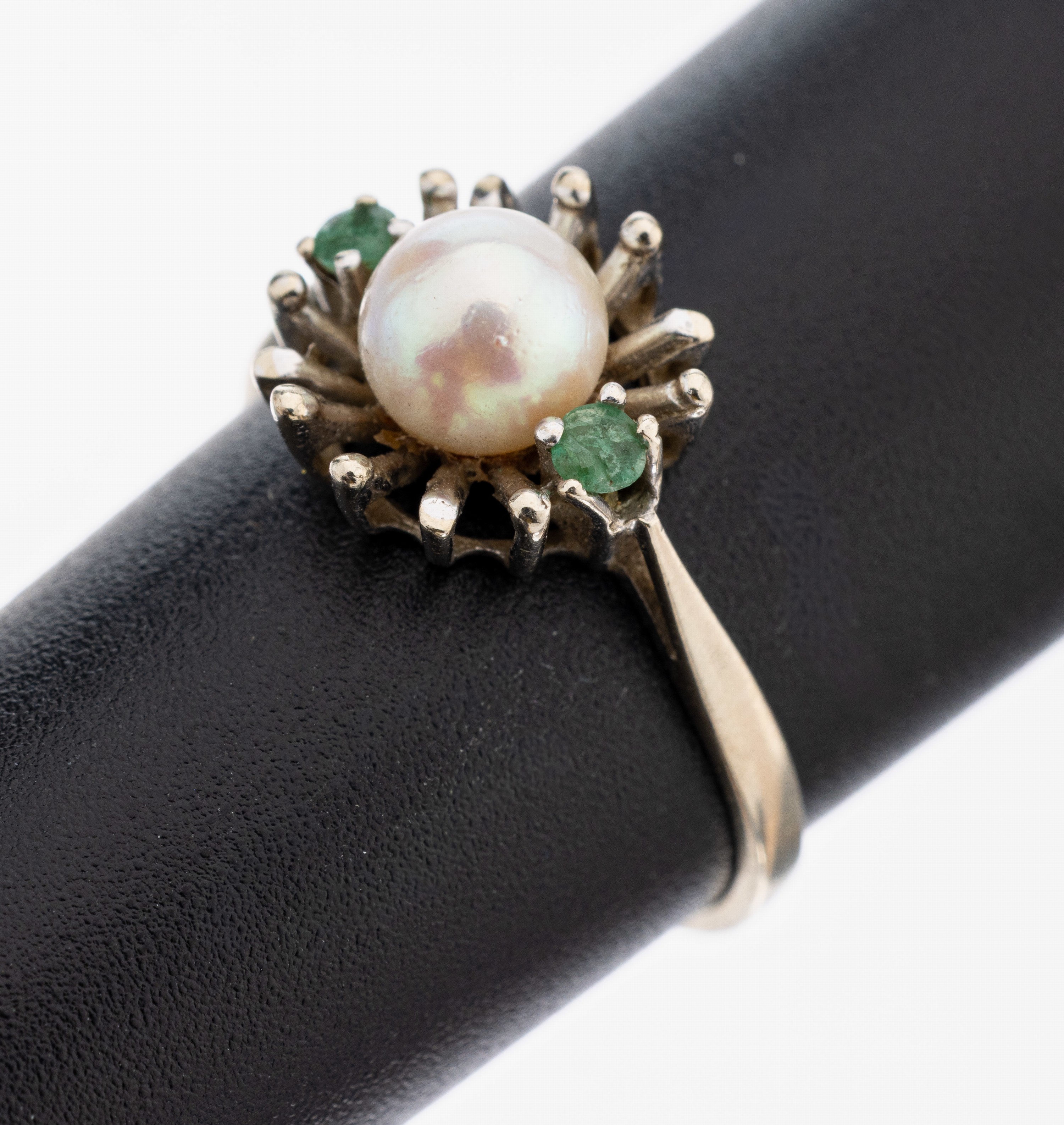 Image 27101303 - 14 kt Gold Perl-Smaragd-Ring, WG 585/000, mittig Akoyazuchtperle, D. ca. 5.4 mm, 2 kl. ...