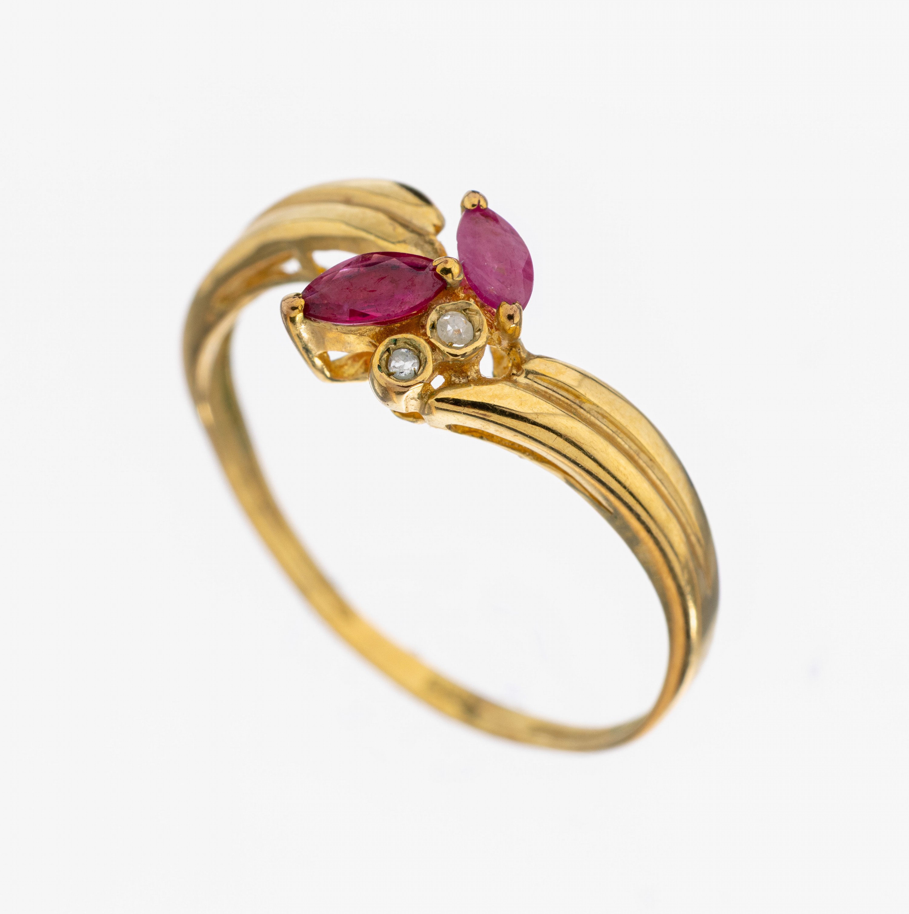 Image 27101308 - 8 kt Gold Rubin-Diamant-Ring, GG 333/000, 2kl. Rubin-Navettes, 2 kl. 8/8-Diamanten, RW ...
