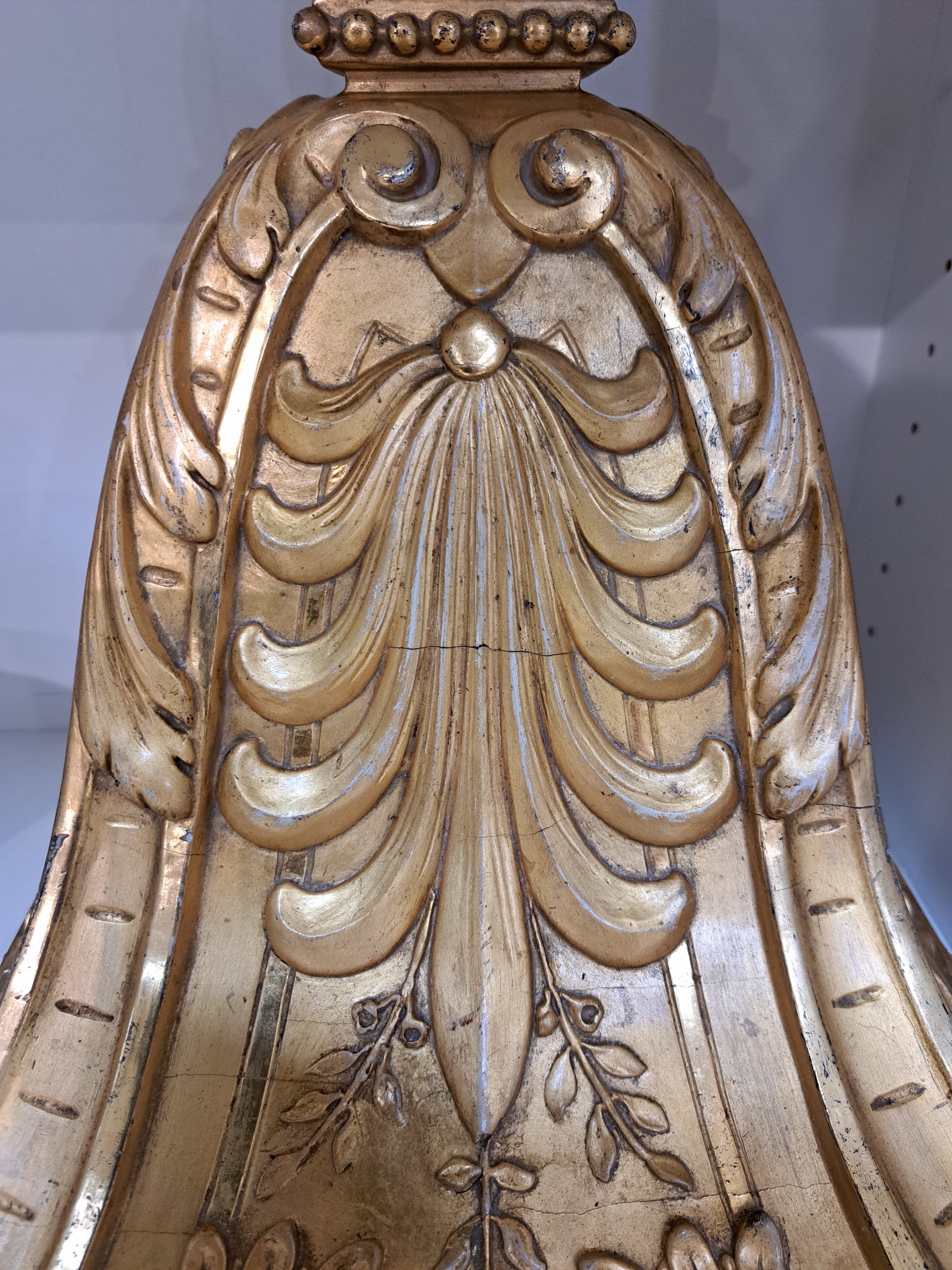 Detail b: Wandkonsole, 2. Hälfte 19. Jh., leicht beschädigt seitlich, in gold gefaßt, reich verziert mit Muschel- und floralen Schnitzereien, ca. 39x37x27 cm
