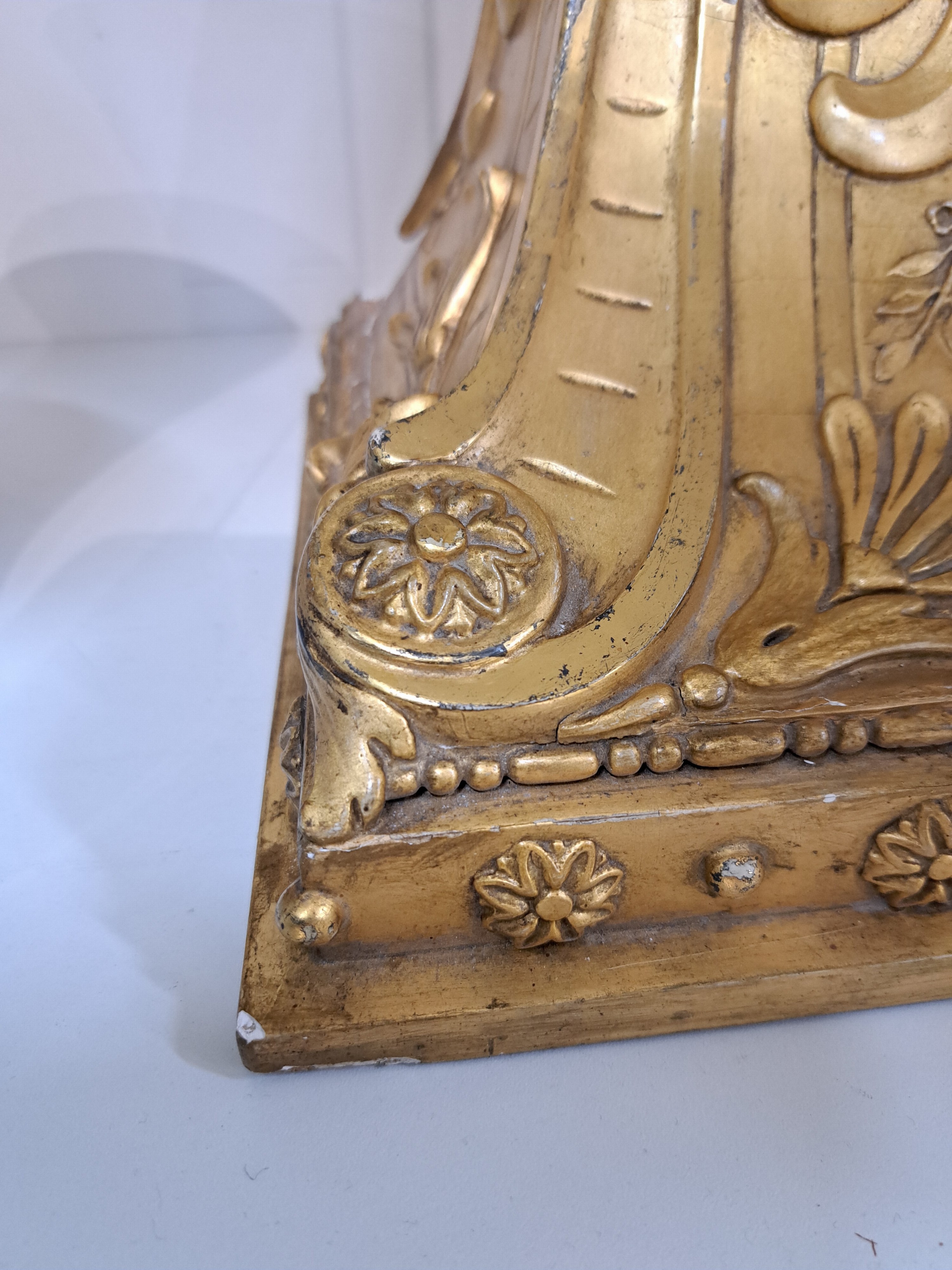 Detail d: Wandkonsole, 2. Hälfte 19. Jh., leicht beschädigt seitlich, in gold gefaßt, reich verziert mit Muschel- und floralen Schnitzereien, ca. 39x37x27 cm