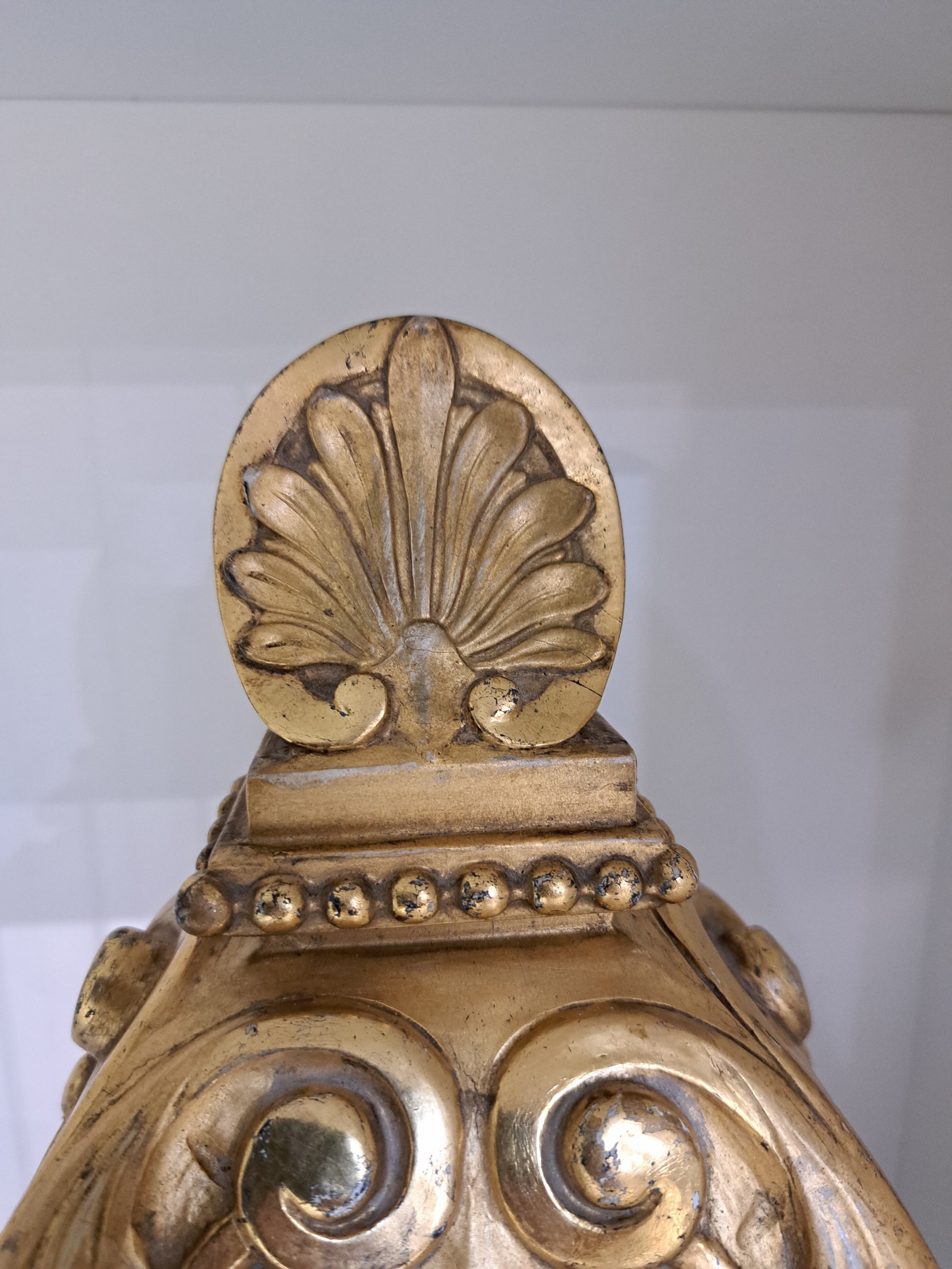 Detail e: Wandkonsole, 2. Hälfte 19. Jh., leicht beschädigt seitlich, in gold gefaßt, reich verziert mit Muschel- und floralen Schnitzereien, ca. 39x37x27 cm
