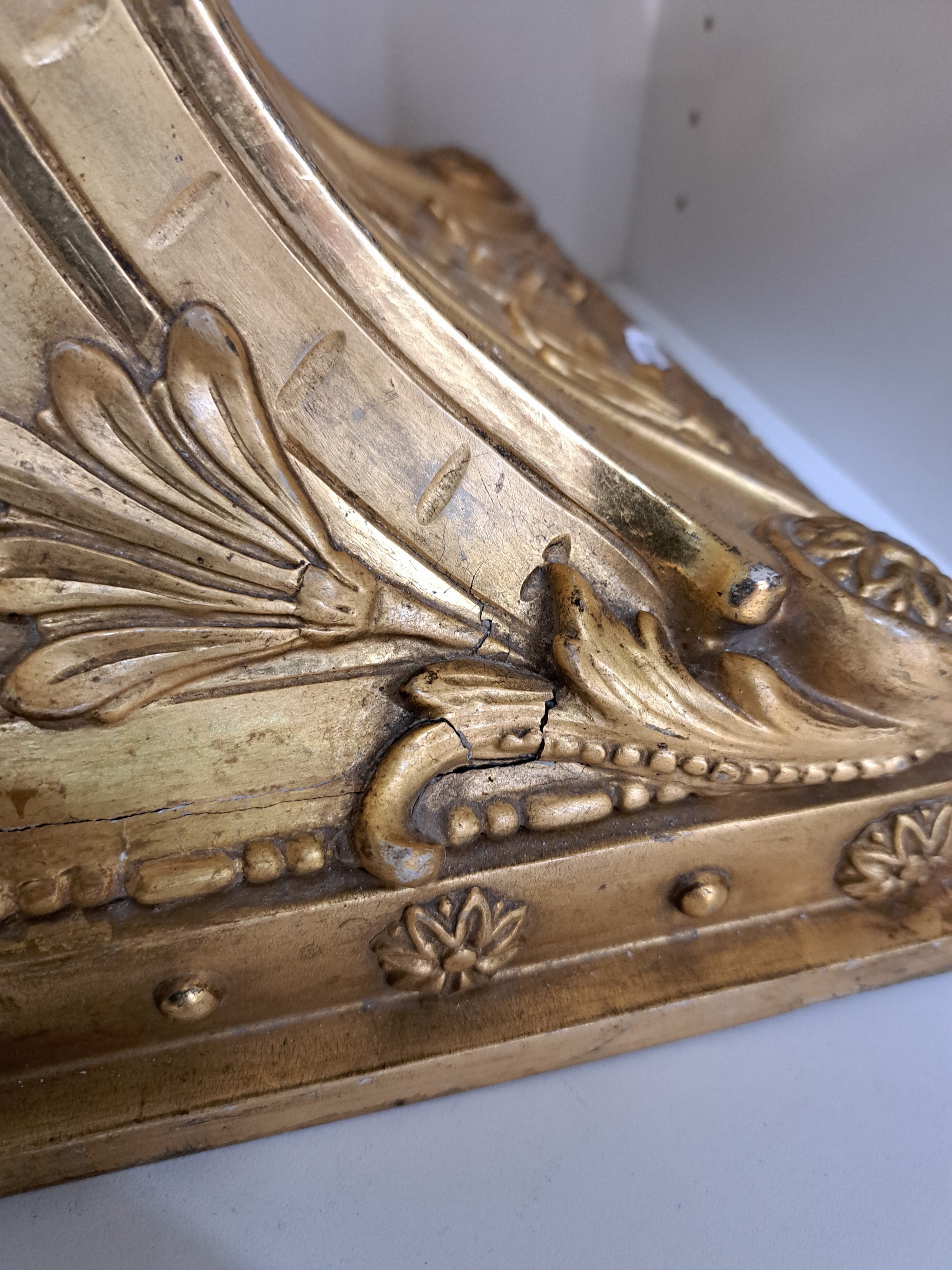 Detail g: Wandkonsole, 2. Hälfte 19. Jh., leicht beschädigt seitlich, in gold gefaßt, reich verziert mit Muschel- und floralen Schnitzereien, ca. 39x37x27 cm