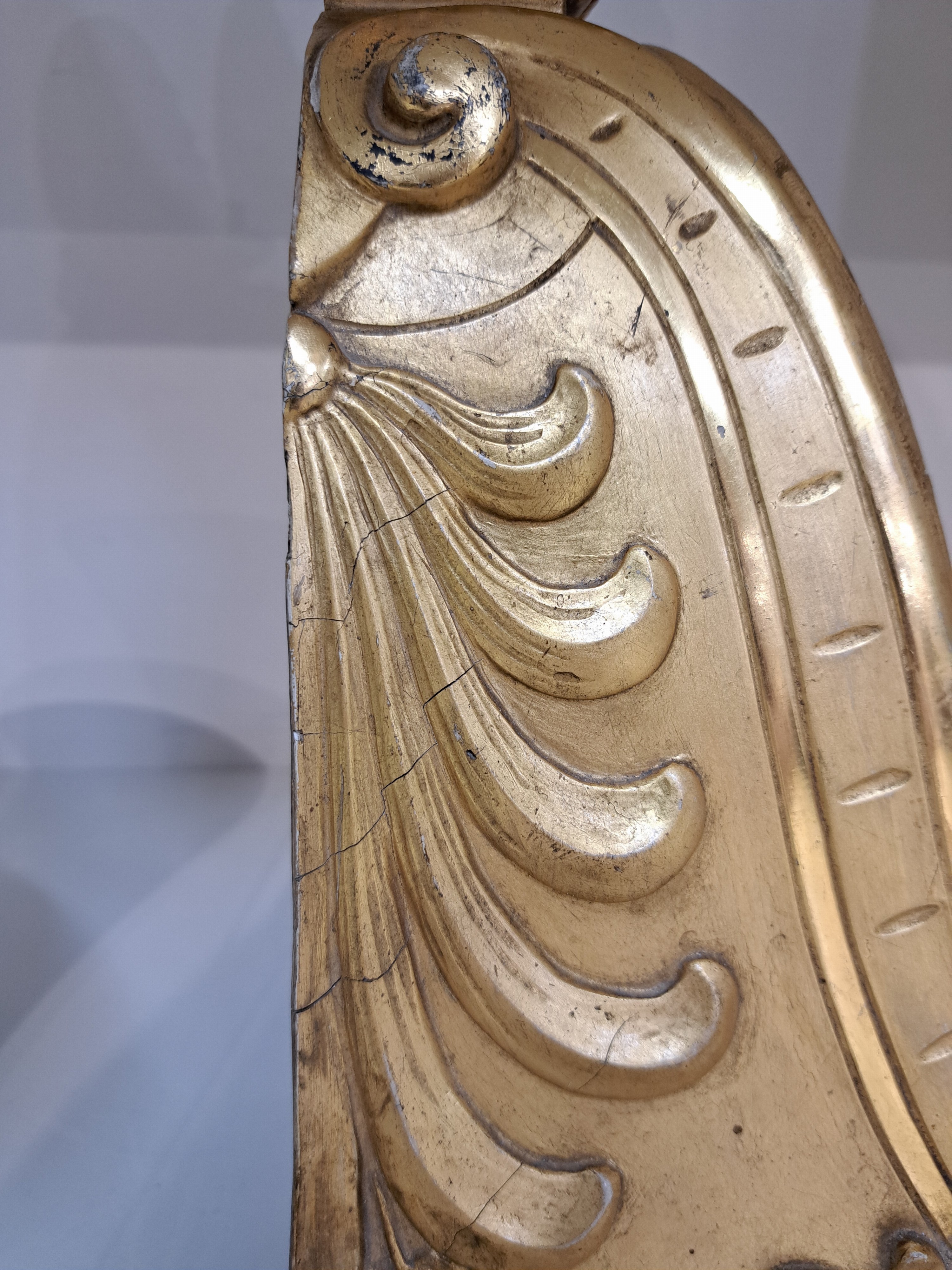 Detail i: Wandkonsole, 2. Hälfte 19. Jh., leicht beschädigt seitlich, in gold gefaßt, reich verziert mit Muschel- und floralen Schnitzereien, ca. 39x37x27 cm