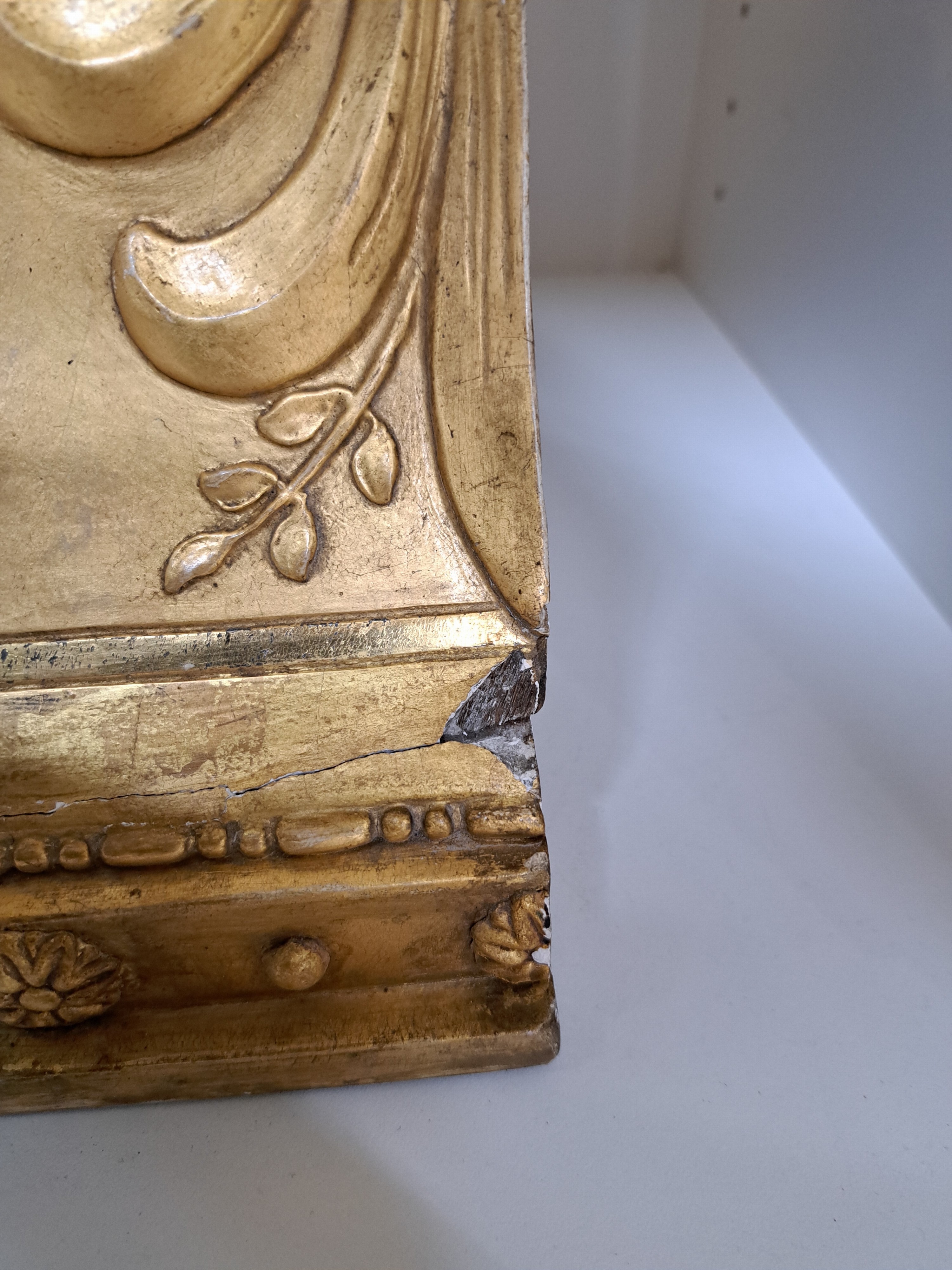 Detail l: Wandkonsole, 2. Hälfte 19. Jh., leicht beschädigt seitlich, in gold gefaßt, reich verziert mit Muschel- und floralen Schnitzereien, ca. 39x37x27 cm