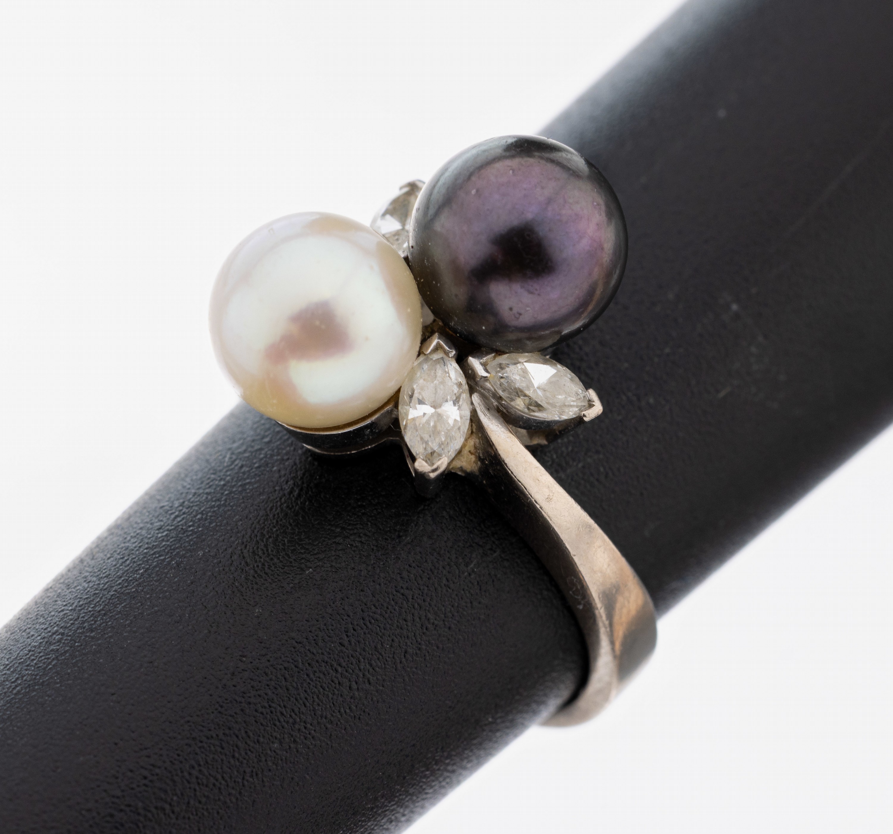 Image 27101319 - 18 kt Gold Perl-Diamant-Ring, WG 750/000, 2Zuchtperlen, D. ca. 7.6 mm, 4 ...