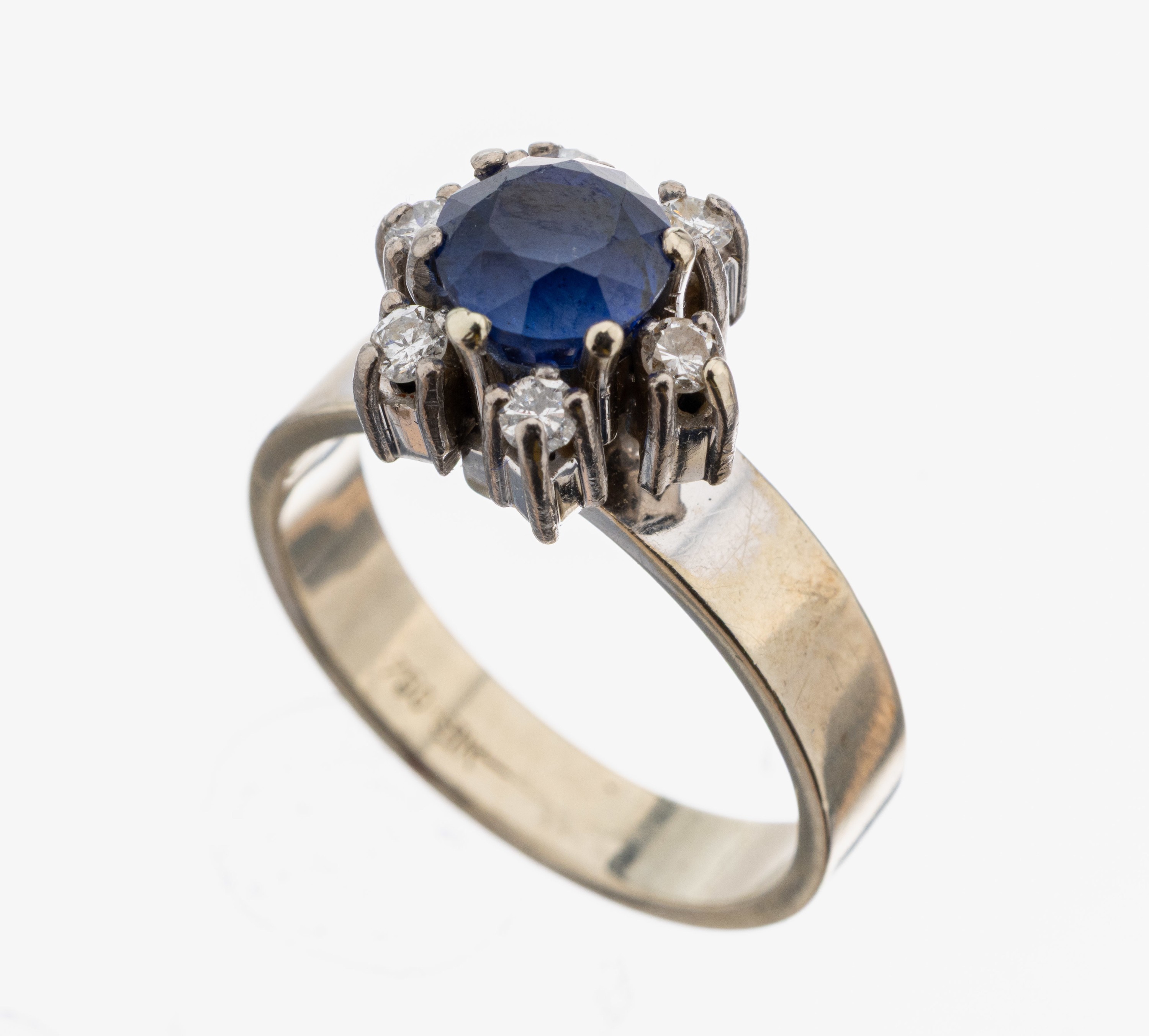 Image 27101323 - 18 kt Gold Farbstein-Brillant-Ring, WG 750/000, mittig erhaben gefasste Saphir- ...