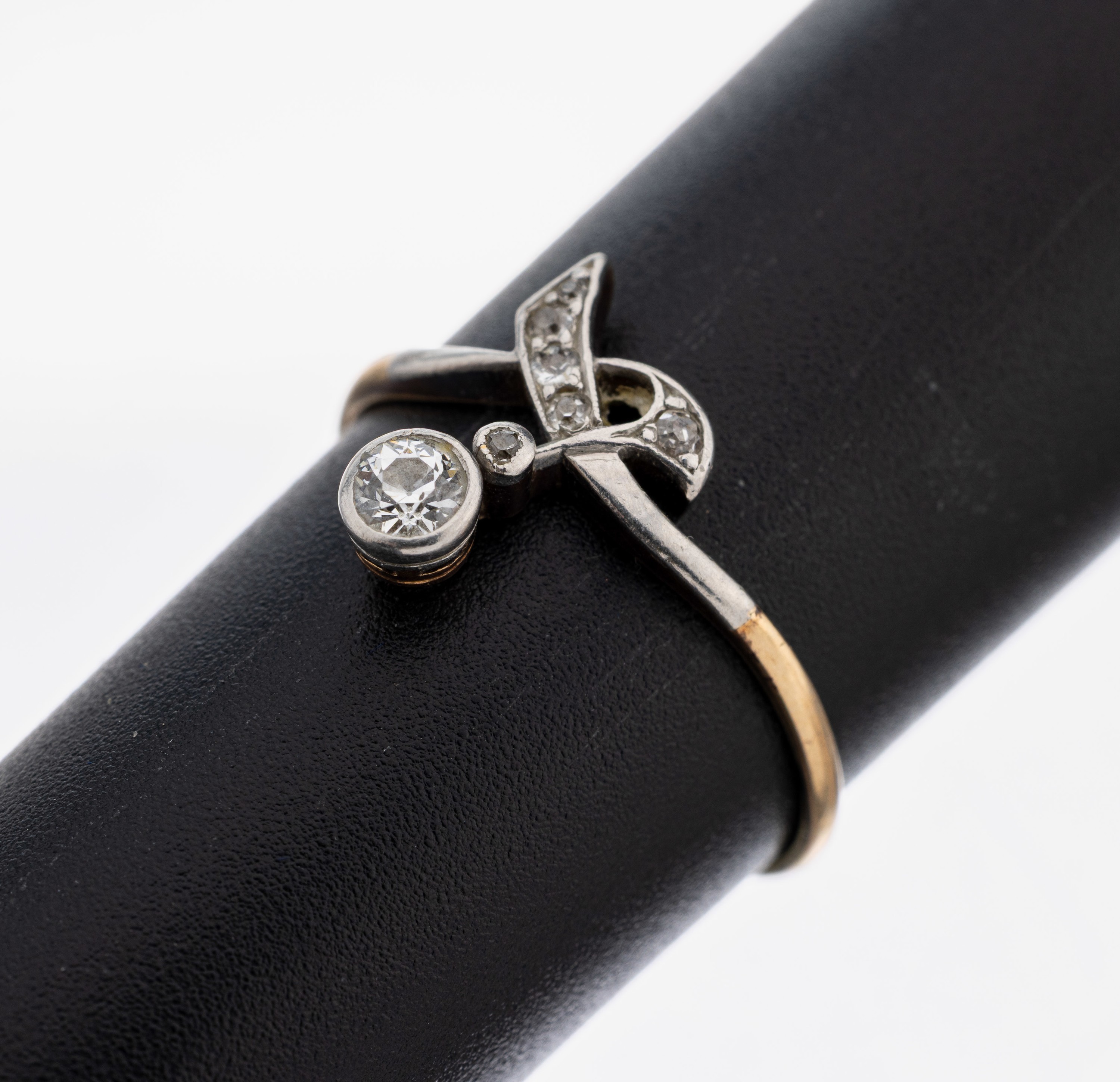 Image 27101326 - 14 kt Gold Jugendstil Diamant-Ring, um 1900, GG 585/000 gepr., floraler Ringkopf ...