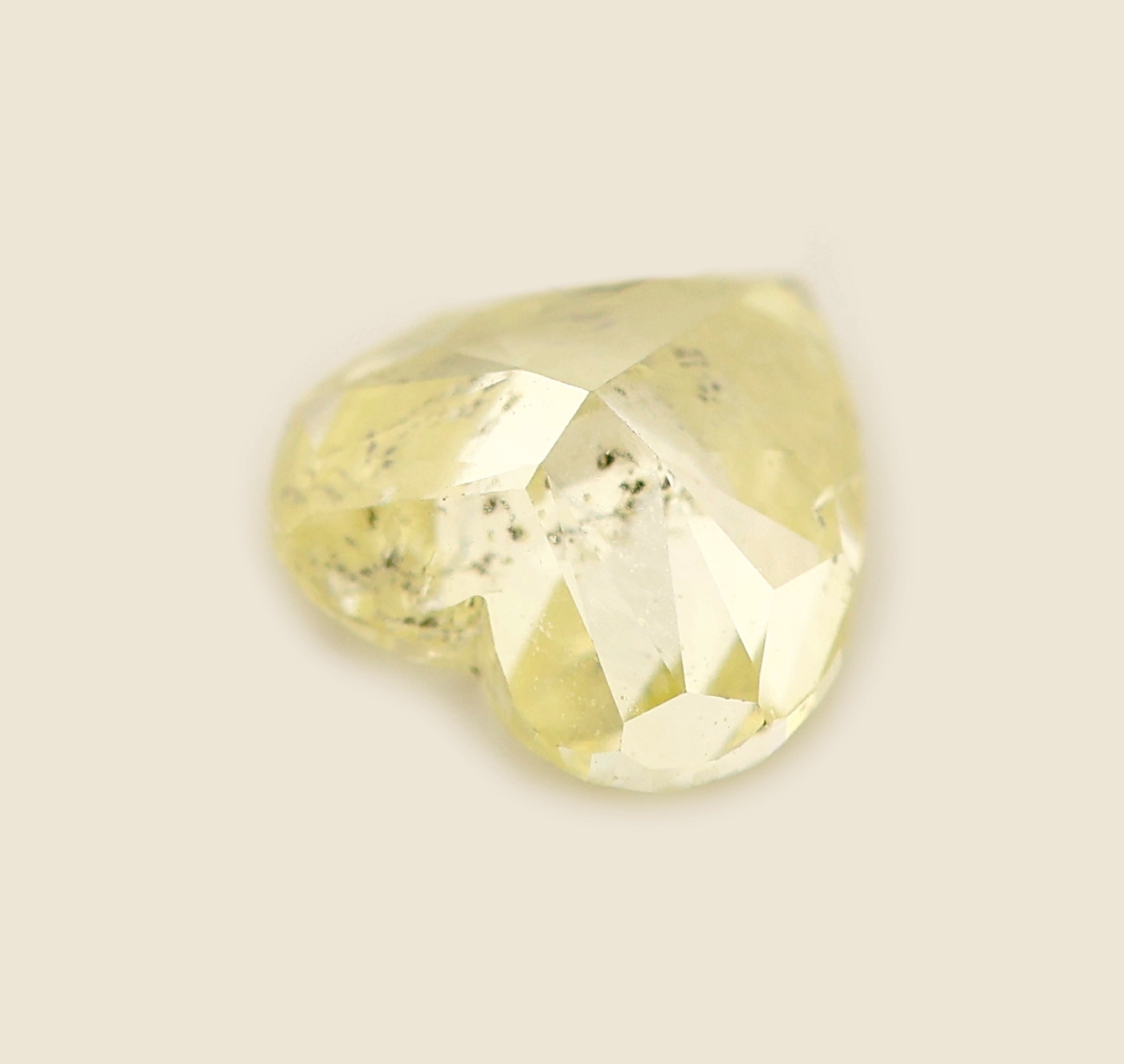 Detail a: Loser Diamant, 0.56 ct Natural Fancy Yellow, Herz, 5.23 x 5.23 x 2.96 mm, GIA-Expertise anbei
