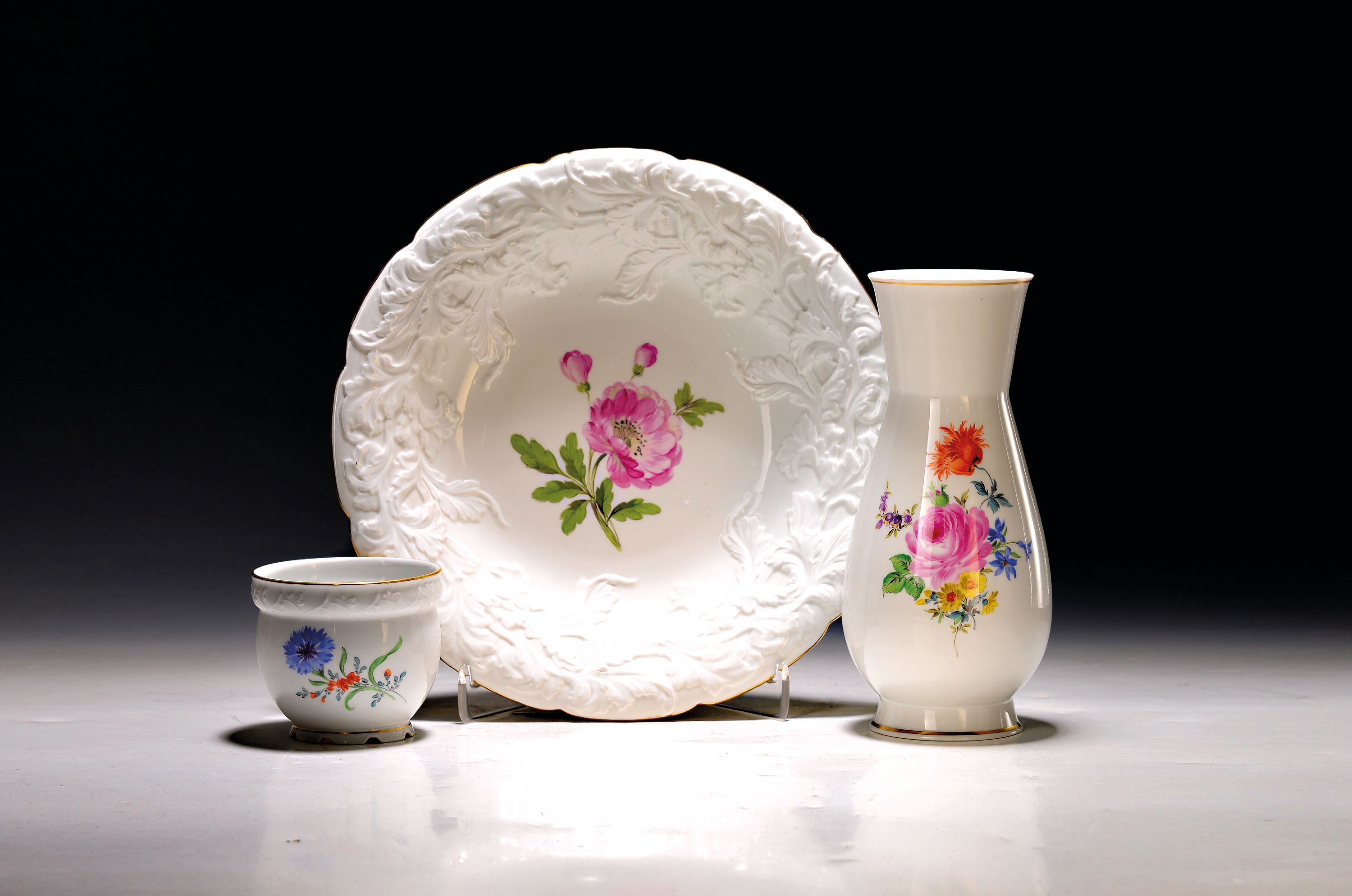 Image 27101379 - Drei Teile Meissen, 19. und 20. Jh., Prunkschale mit Blumendekor, Goldrand, ...