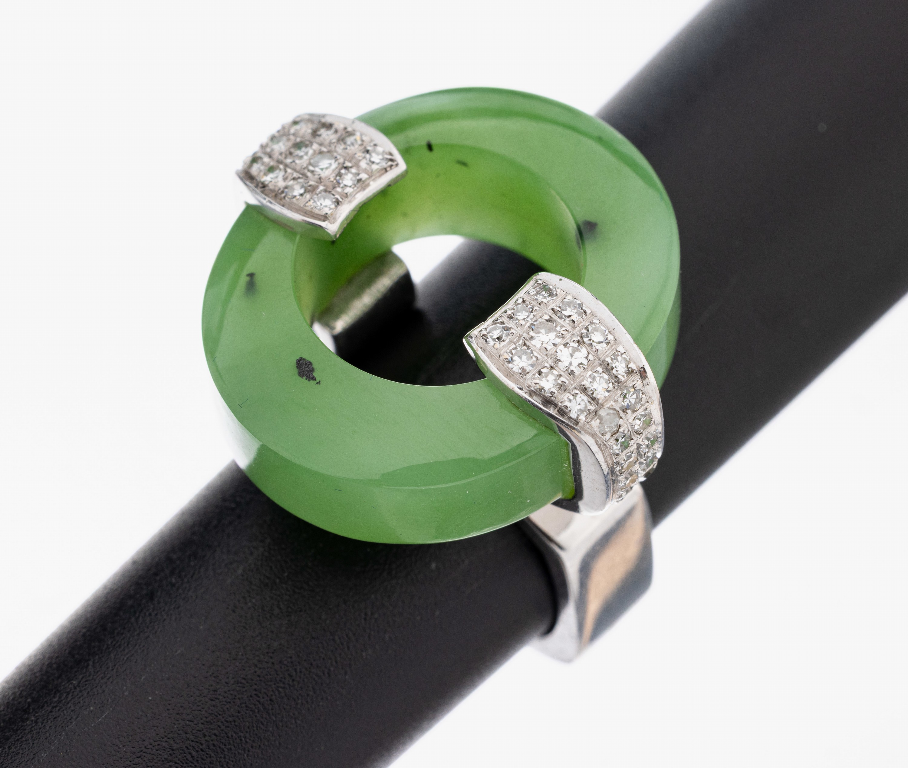 Image 27101388 - 18 kt Gold Jade-Diamant-Ring, 1970er Jahre, WG 750/000, ovaler Jadekreis, geschnitten, ...