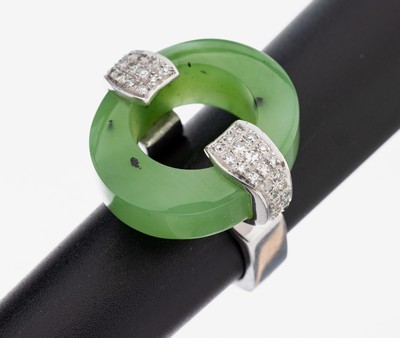 Image 18 kt Gold Jade-Diamant-Ring, 1970er Jahre, WG 750/000, ovaler Jadekreis, geschnitten, ...