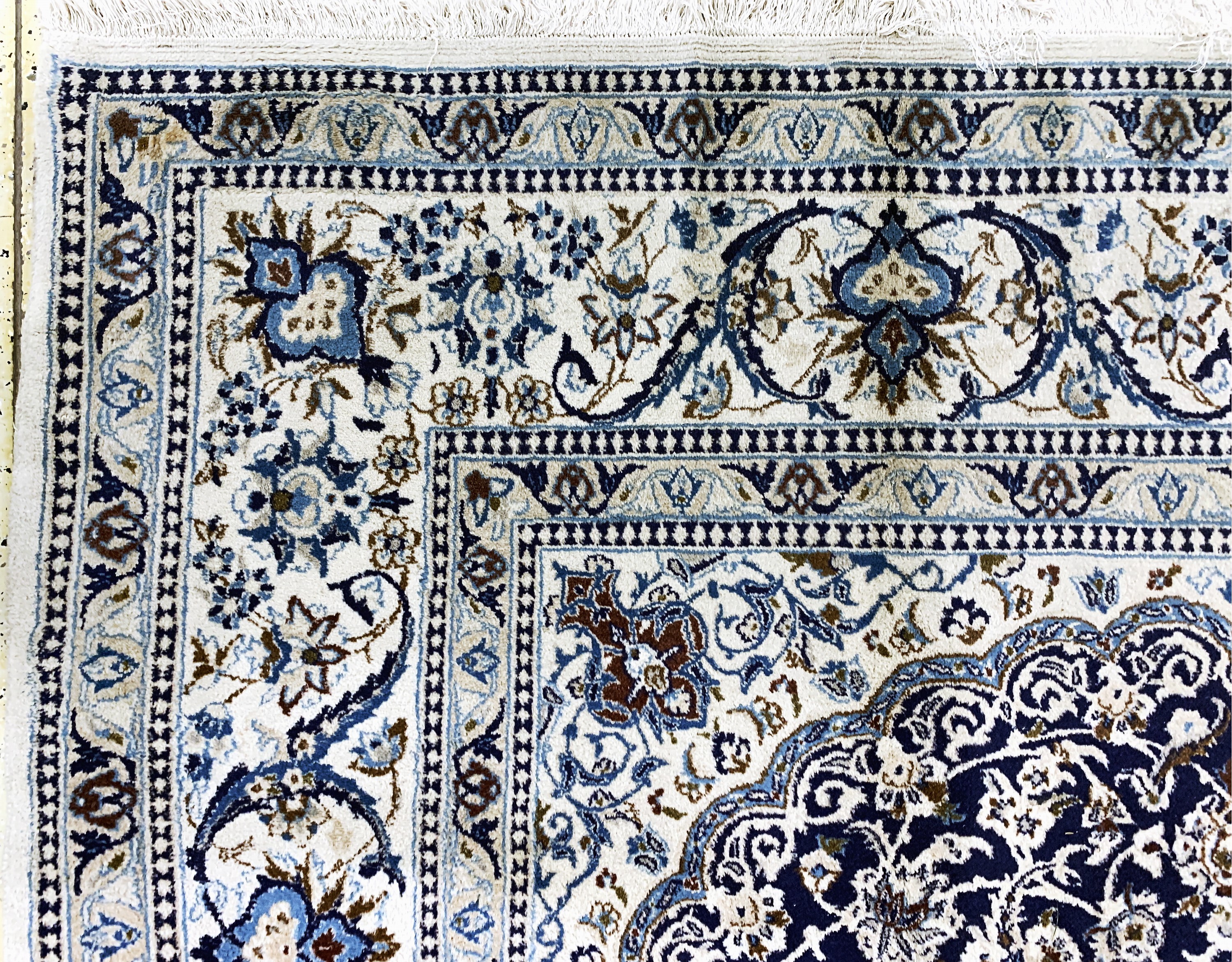 Detail g: Nain, Persien, Ende 20.Jhd, Wolle auf Baumwolle, ca. 345 x 240 cm, Reinigungsbedürftig, EHZ: 2
