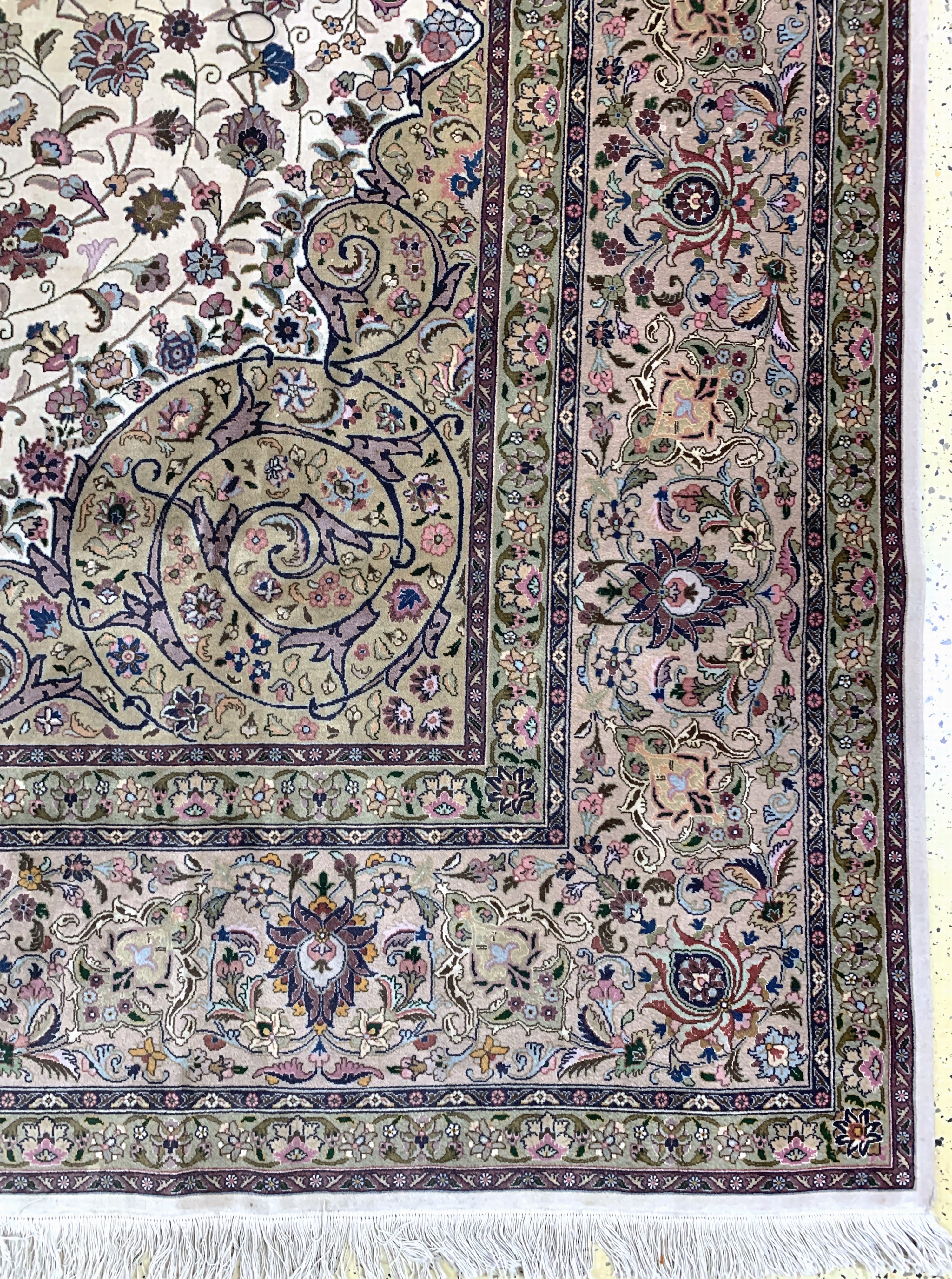 Detail a: Täbriz fein(50 Raj), Persien, Mitte 20.Jhd,Korkwolle mit Seide, ca. 395 x 300 cm, ca. 500.000 Kn/qm, EHZ: 2(Verschmutzt & Fleckig).