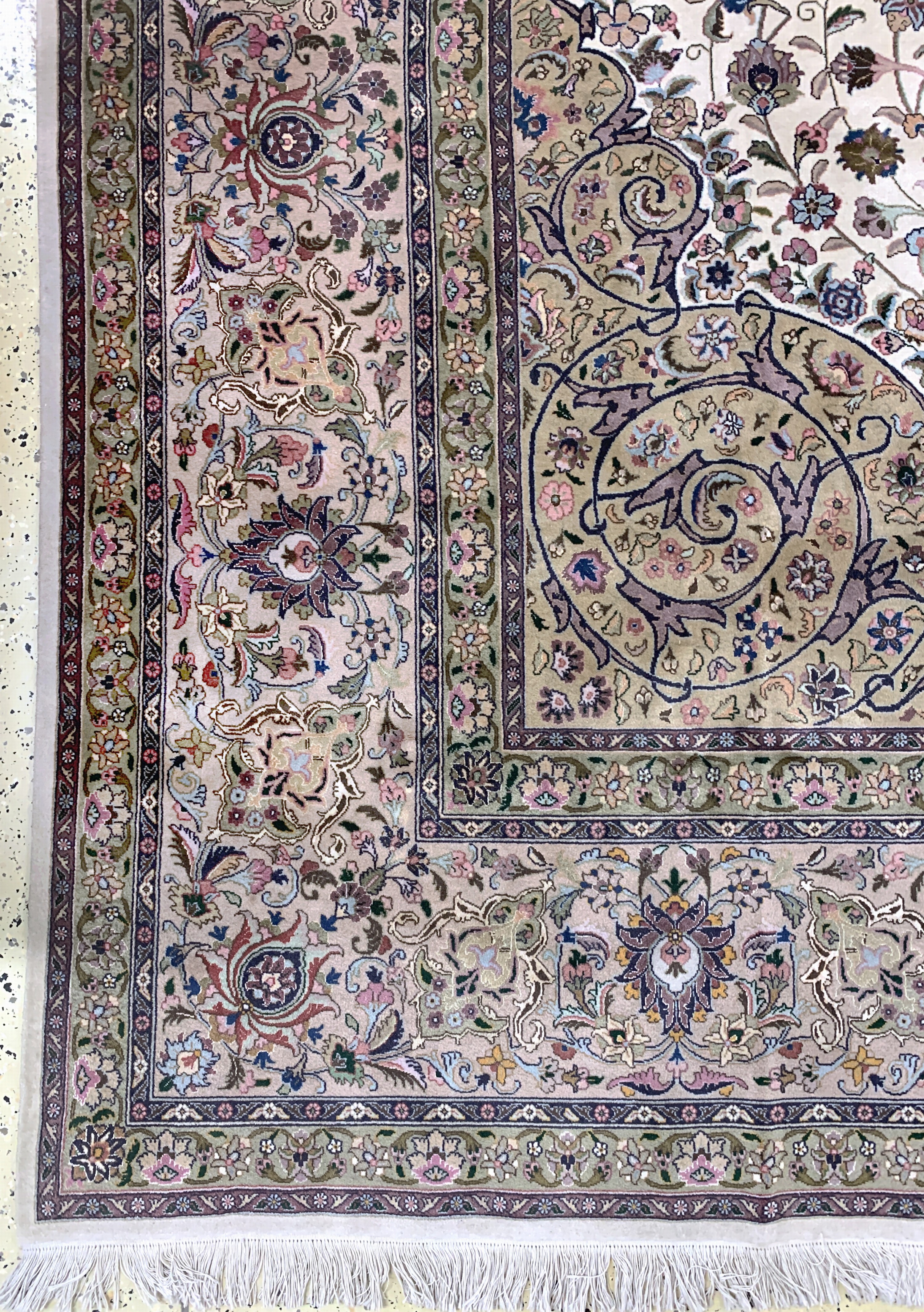 Detail b: Täbriz fein(50 Raj), Persien, Mitte 20.Jhd,Korkwolle mit Seide, ca. 395 x 300 cm, ca. 500.000 Kn/qm, EHZ: 2(Verschmutzt & Fleckig).