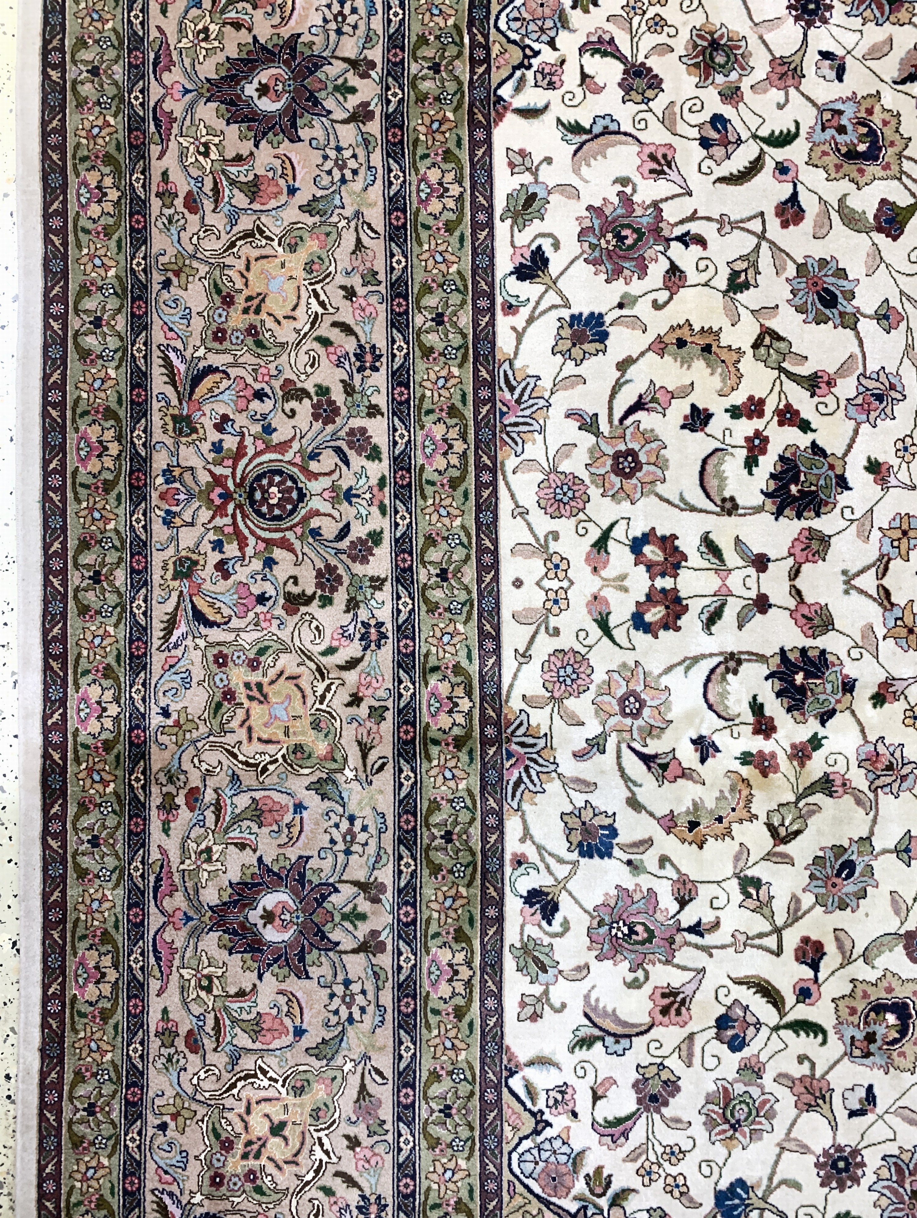 Detail c: Täbriz fein(50 Raj), Persien, Mitte 20.Jhd,Korkwolle mit Seide, ca. 395 x 300 cm, ca. 500.000 Kn/qm, EHZ: 2(Verschmutzt & Fleckig).