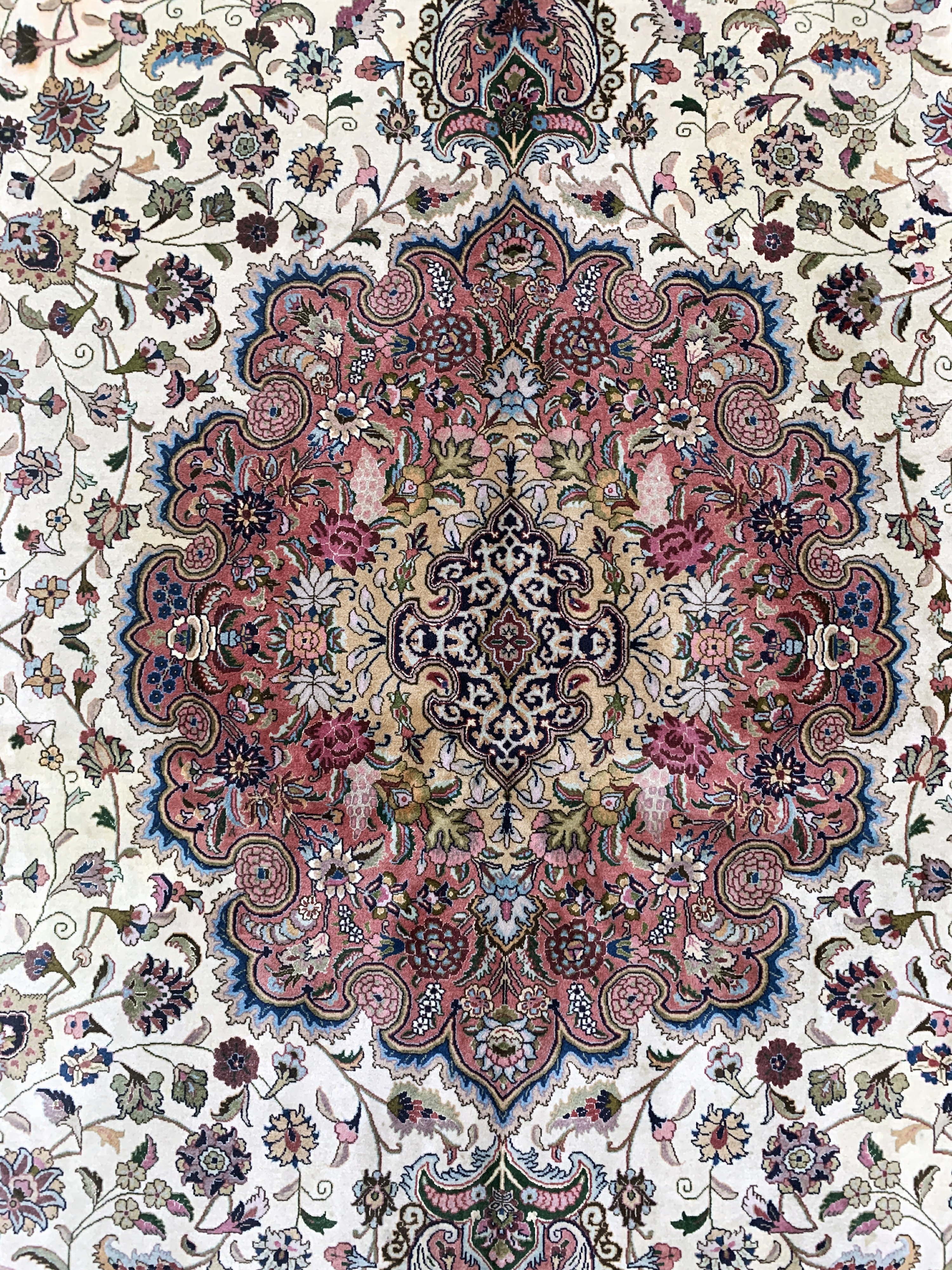 Detail d: Täbriz fein(50 Raj), Persien, Mitte 20.Jhd,Korkwolle mit Seide, ca. 395 x 300 cm, ca. 500.000 Kn/qm, EHZ: 2(Verschmutzt & Fleckig).
