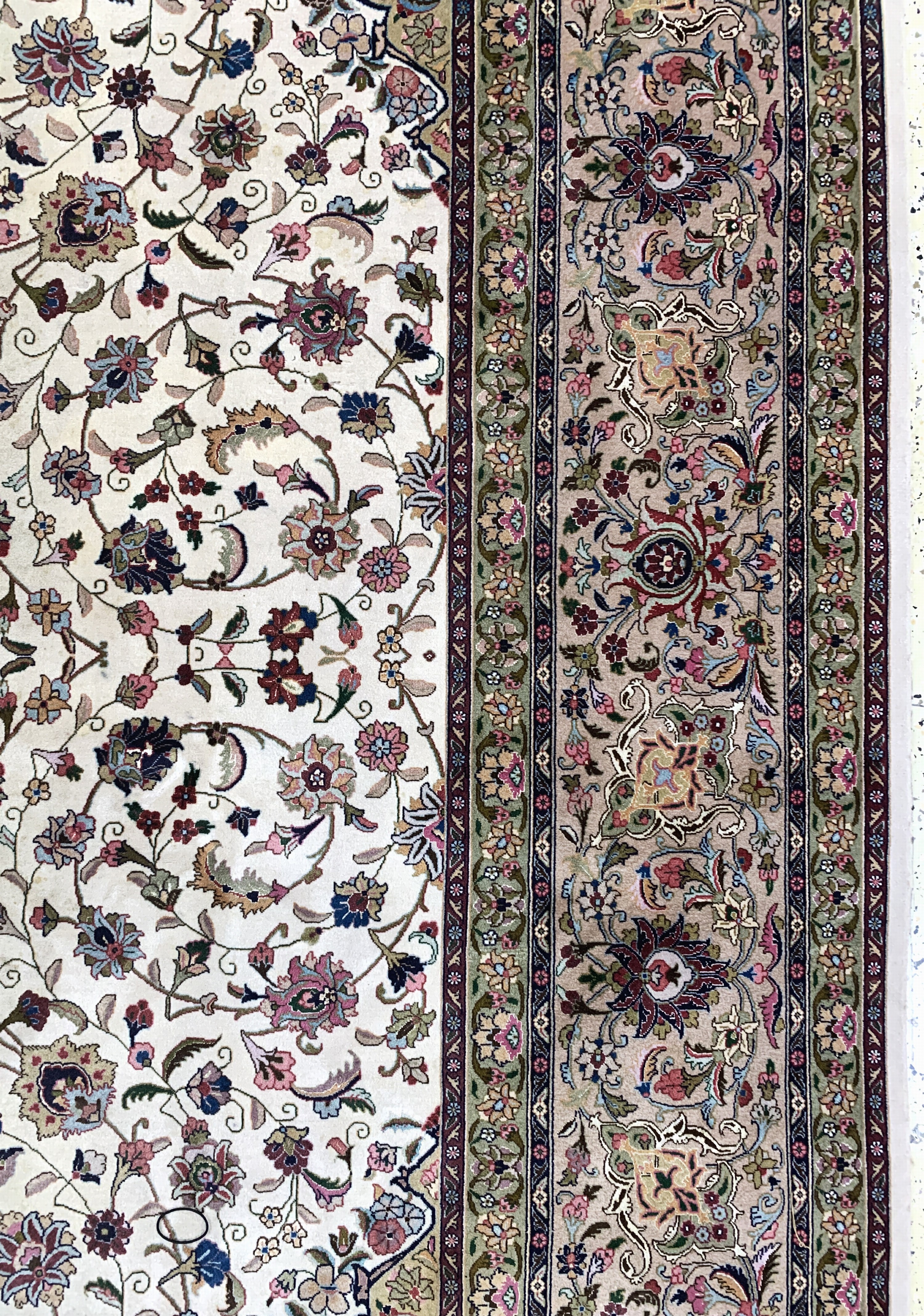 Detail e: Täbriz fein(50 Raj), Persien, Mitte 20.Jhd,Korkwolle mit Seide, ca. 395 x 300 cm, ca. 500.000 Kn/qm, EHZ: 2(Verschmutzt & Fleckig).
