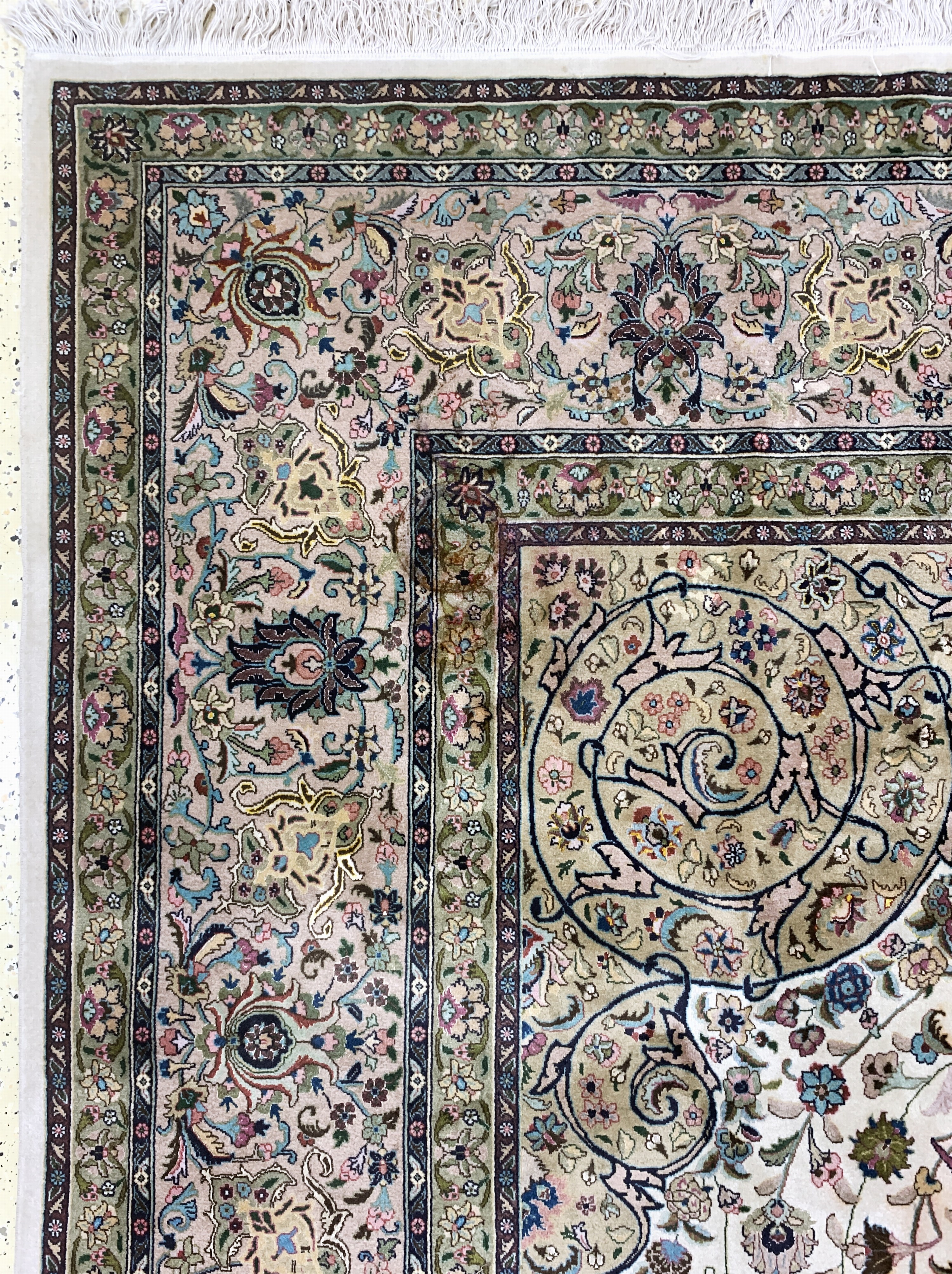 Detail f: Täbriz fein(50 Raj), Persien, Mitte 20.Jhd,Korkwolle mit Seide, ca. 395 x 300 cm, ca. 500.000 Kn/qm, EHZ: 2(Verschmutzt & Fleckig).