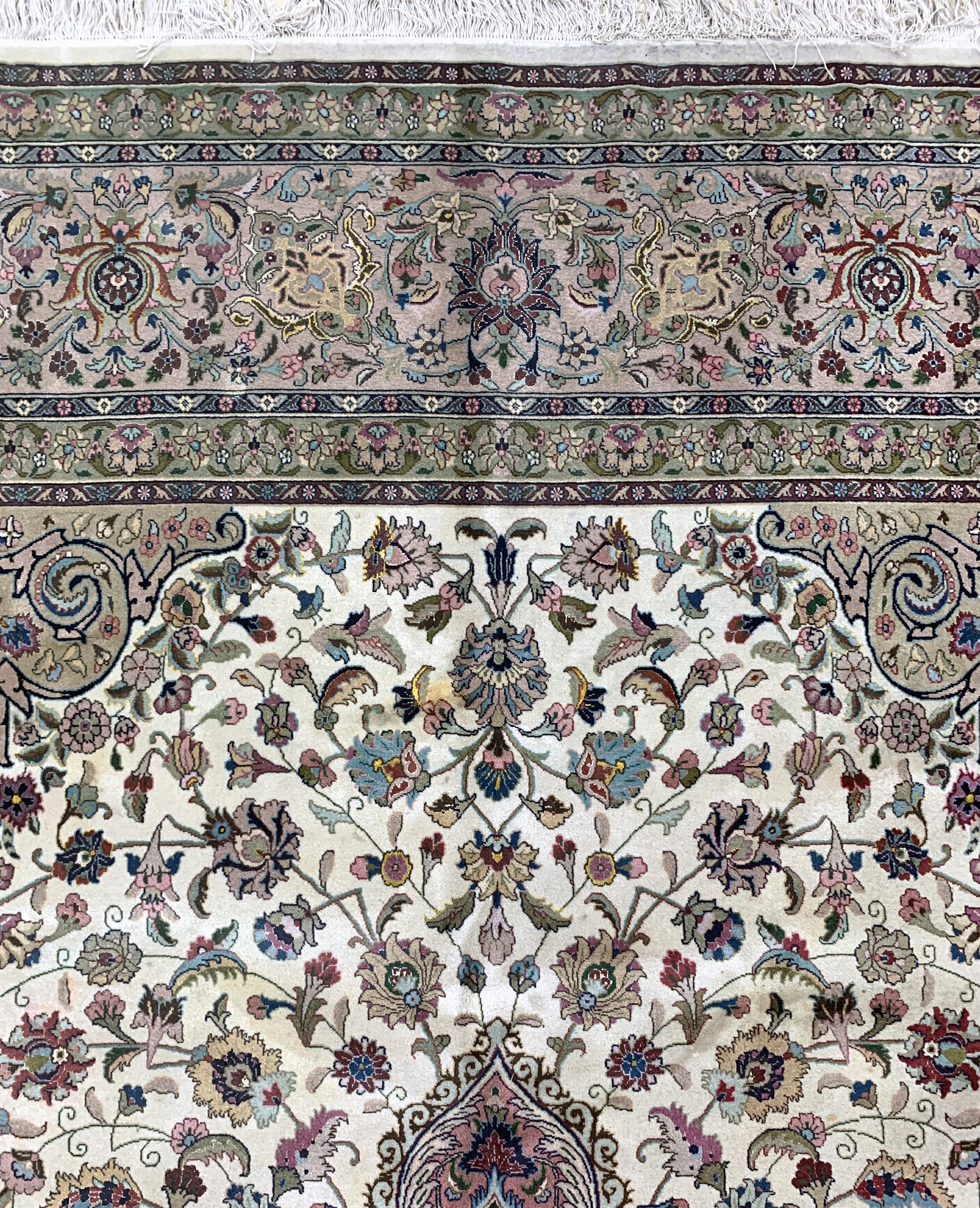 Detail g: Täbriz fein(50 Raj), Persien, Mitte 20.Jhd,Korkwolle mit Seide, ca. 395 x 300 cm, ca. 500.000 Kn/qm, EHZ: 2(Verschmutzt & Fleckig).