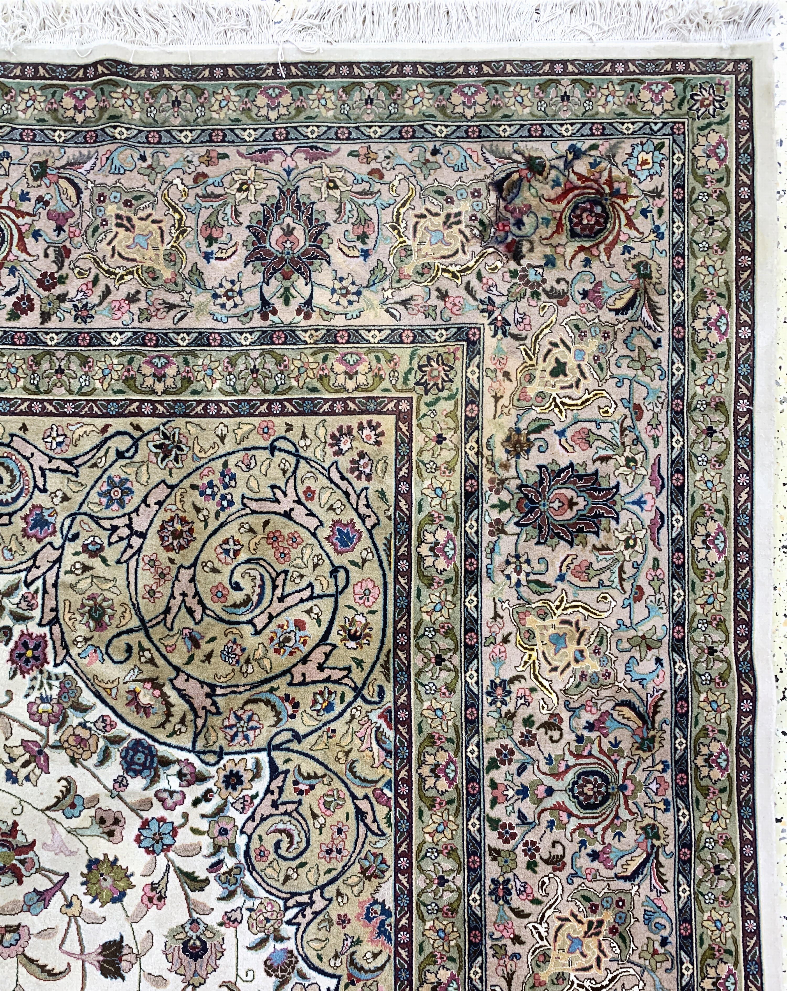 Detail h: Täbriz fein(50 Raj), Persien, Mitte 20.Jhd,Korkwolle mit Seide, ca. 395 x 300 cm, ca. 500.000 Kn/qm, EHZ: 2(Verschmutzt & Fleckig).