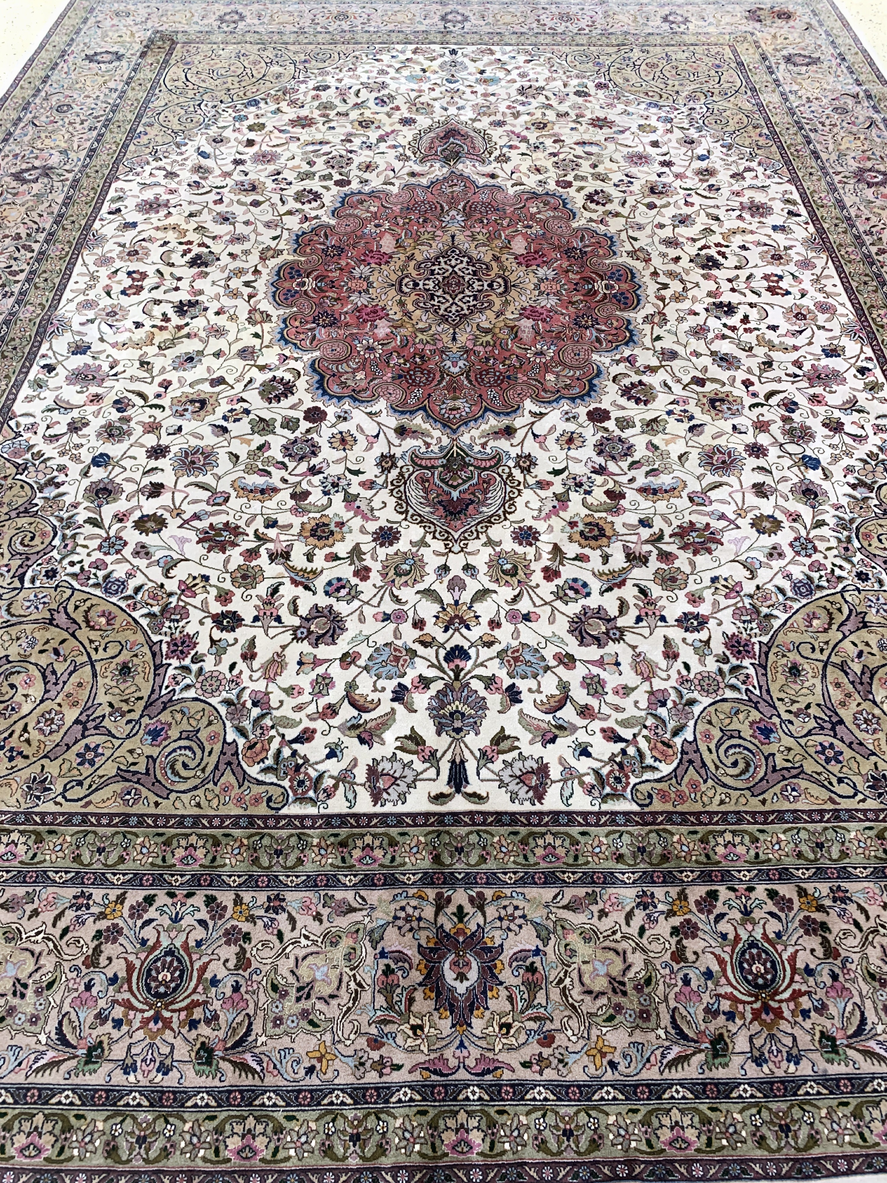 Detail i: Täbriz fein(50 Raj), Persien, Mitte 20.Jhd,Korkwolle mit Seide, ca. 395 x 300 cm, ca. 500.000 Kn/qm, EHZ: 2(Verschmutzt & Fleckig).