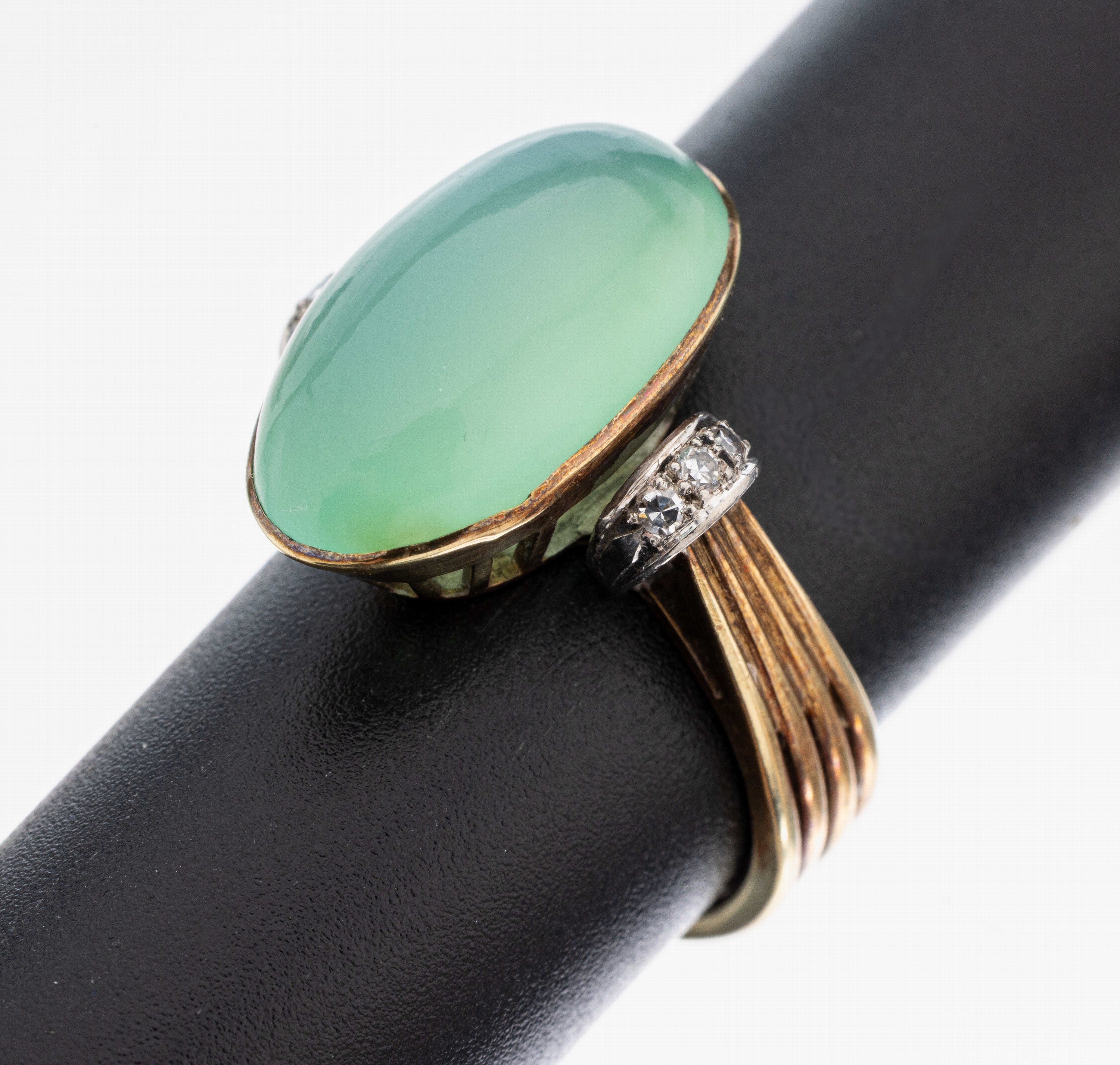 Image 27101495 - 14 kt Gold Farbstein-Diamant-Ring, GG/WG 585/000, mittig ovaler Farbstein-Cabochon, ...