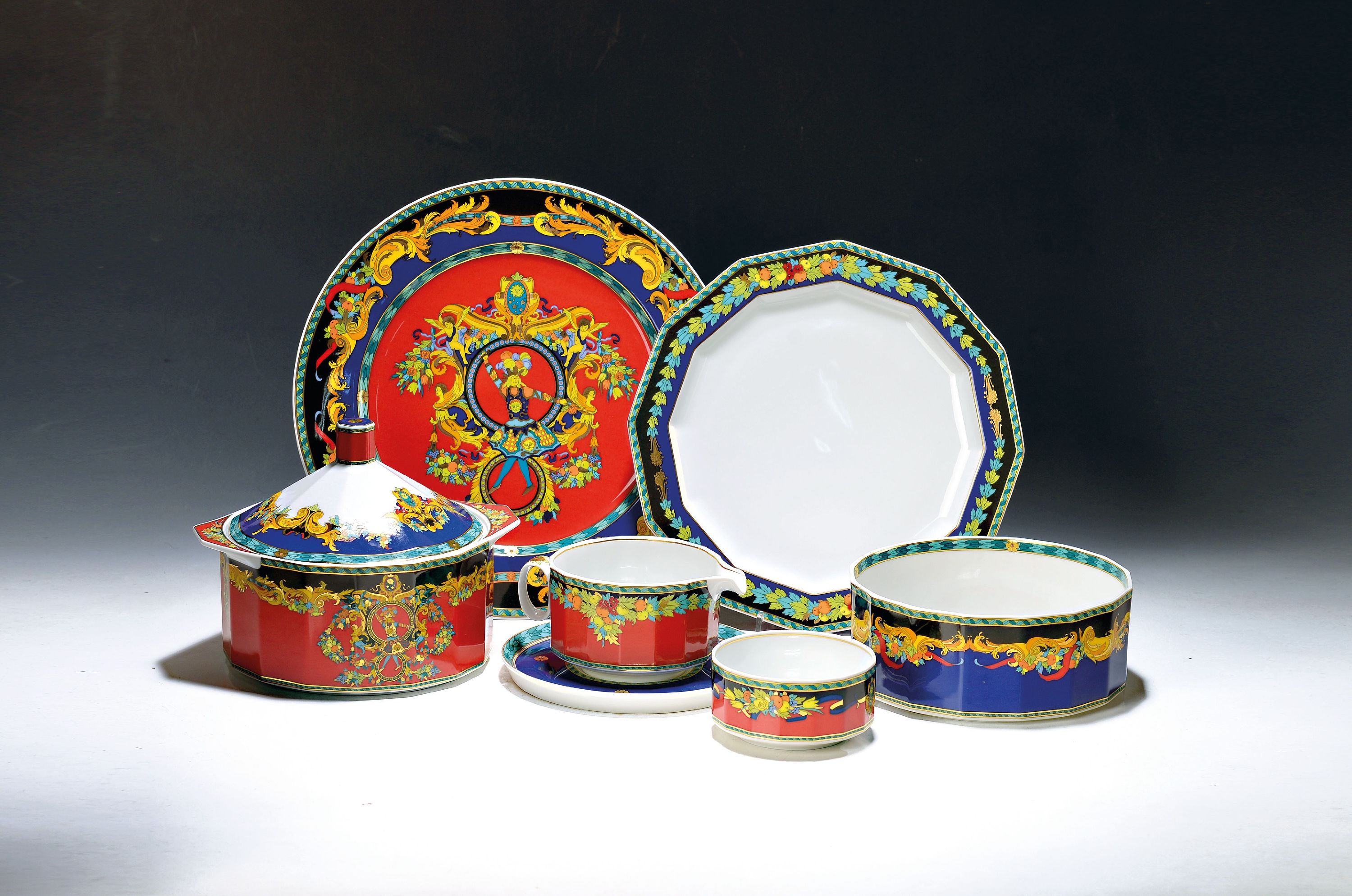Image 27101532 - Umfangreiches Tafelservice, Entwurf Versace, Le Roi Soleil, Rosenthal Studio-line, für ...