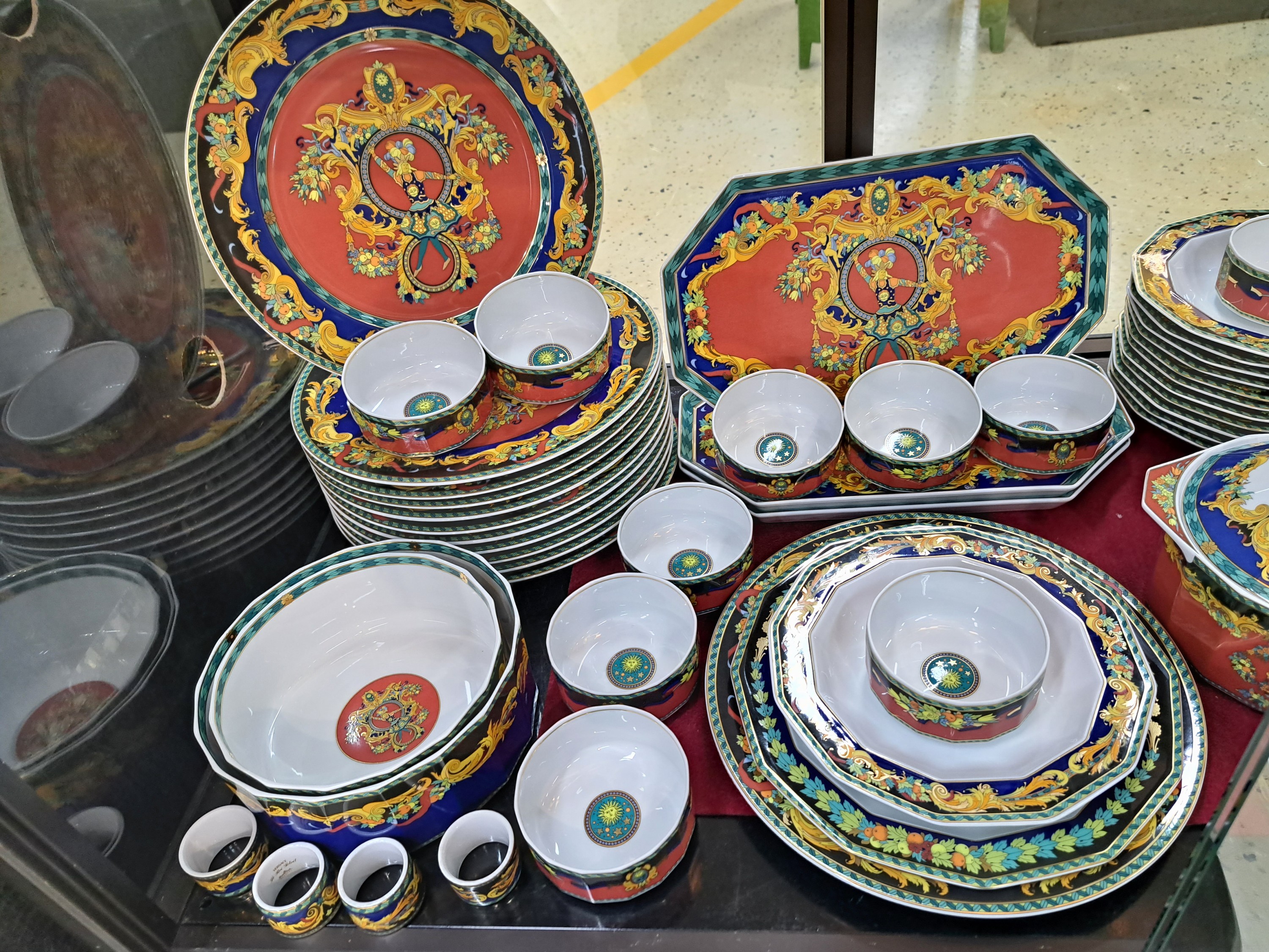 Detail a: Umfangreiches Tafelservice, Entwurf Versace, Le Roi Soleil, Rosenthal Studio-line, für 12 Personen, 12 Menueteller, 12 Suppenteller, 12 ...