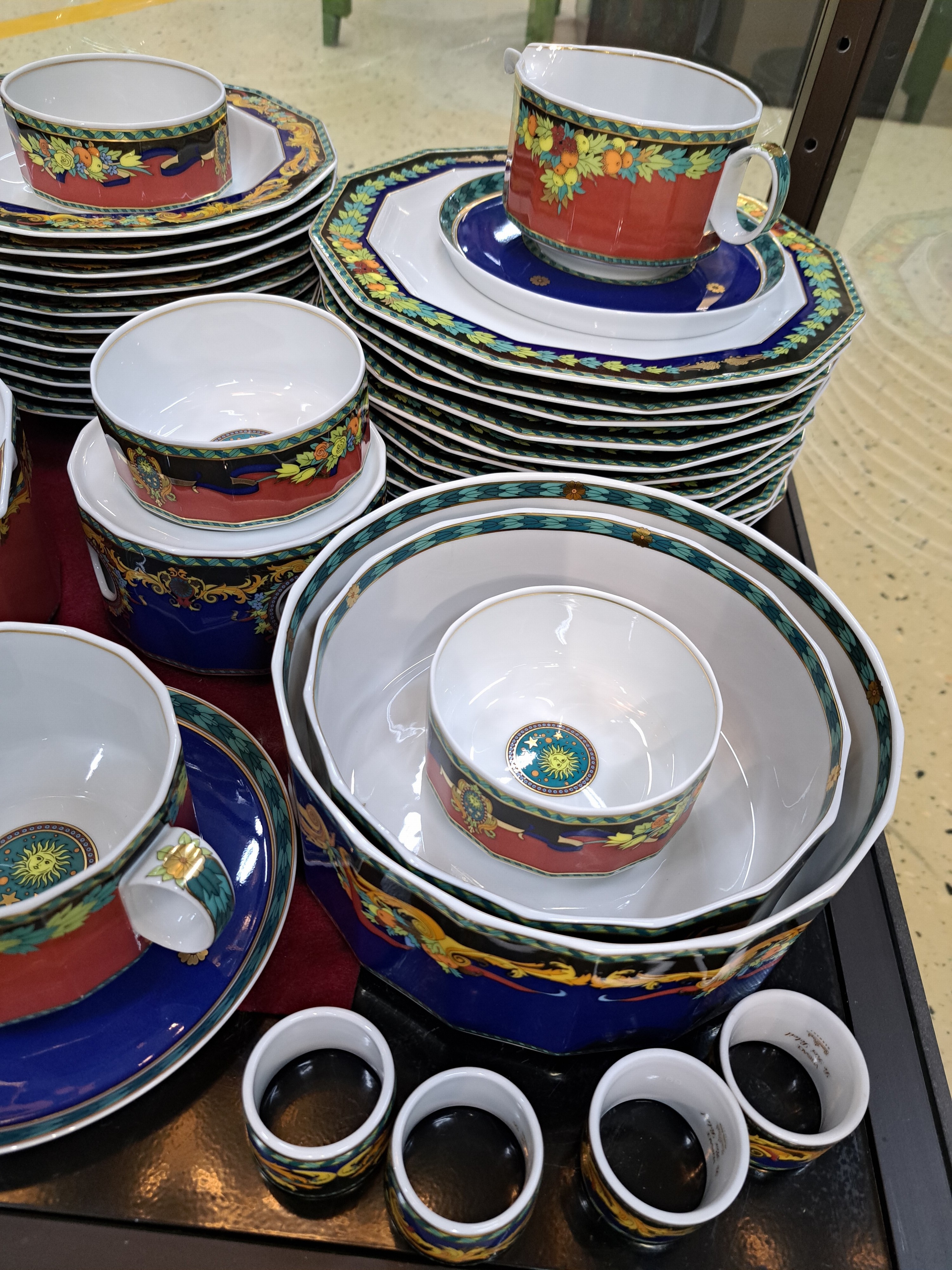 Detail b: Umfangreiches Tafelservice, Entwurf Versace, Le Roi Soleil, Rosenthal Studio-line, für 12 Personen, 12 Menueteller, 12 Suppenteller, 12 ...