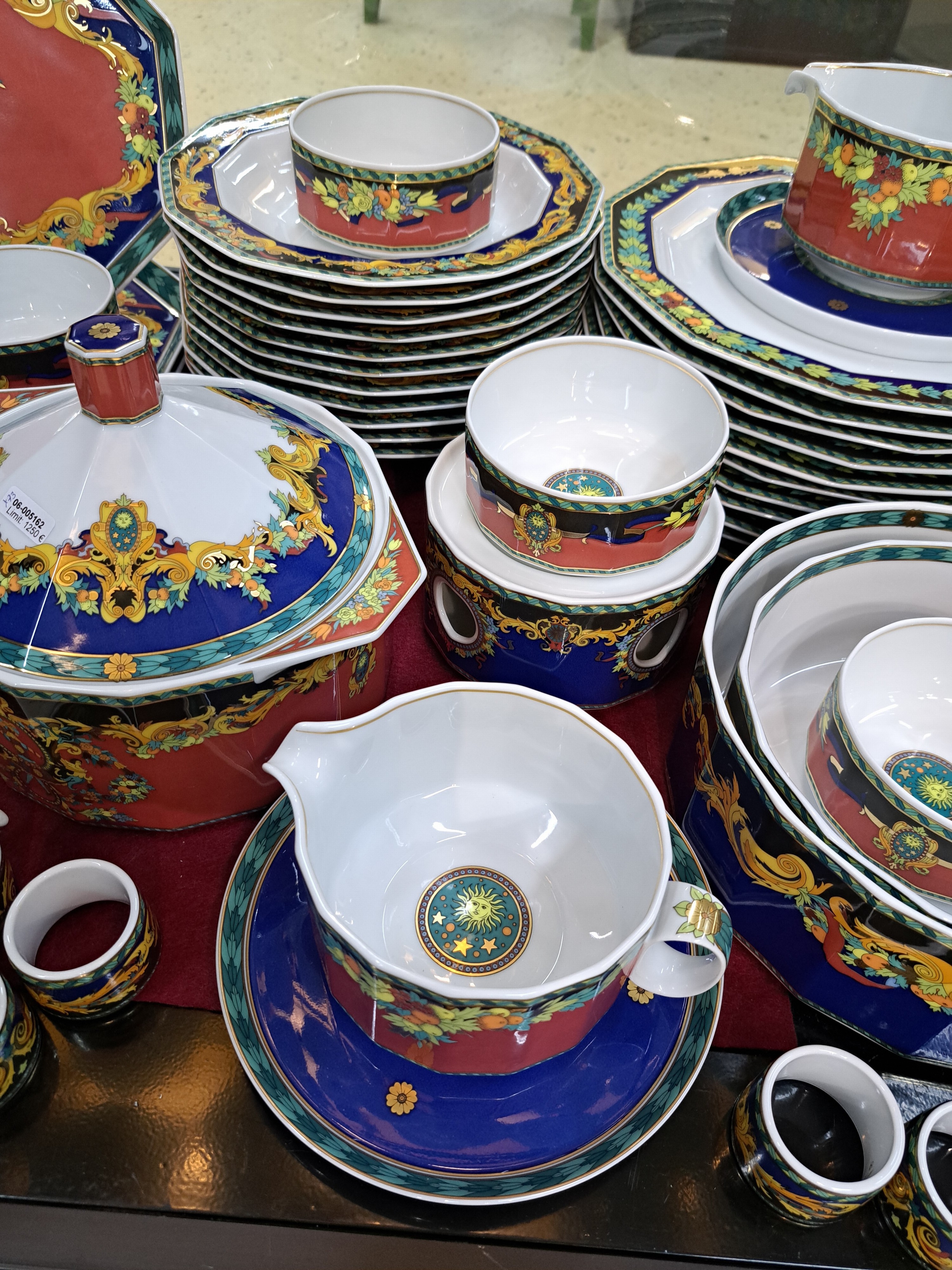 Detail c: Umfangreiches Tafelservice, Entwurf Versace, Le Roi Soleil, Rosenthal Studio-line, für 12 Personen, 12 Menueteller, 12 Suppenteller, 12 ...