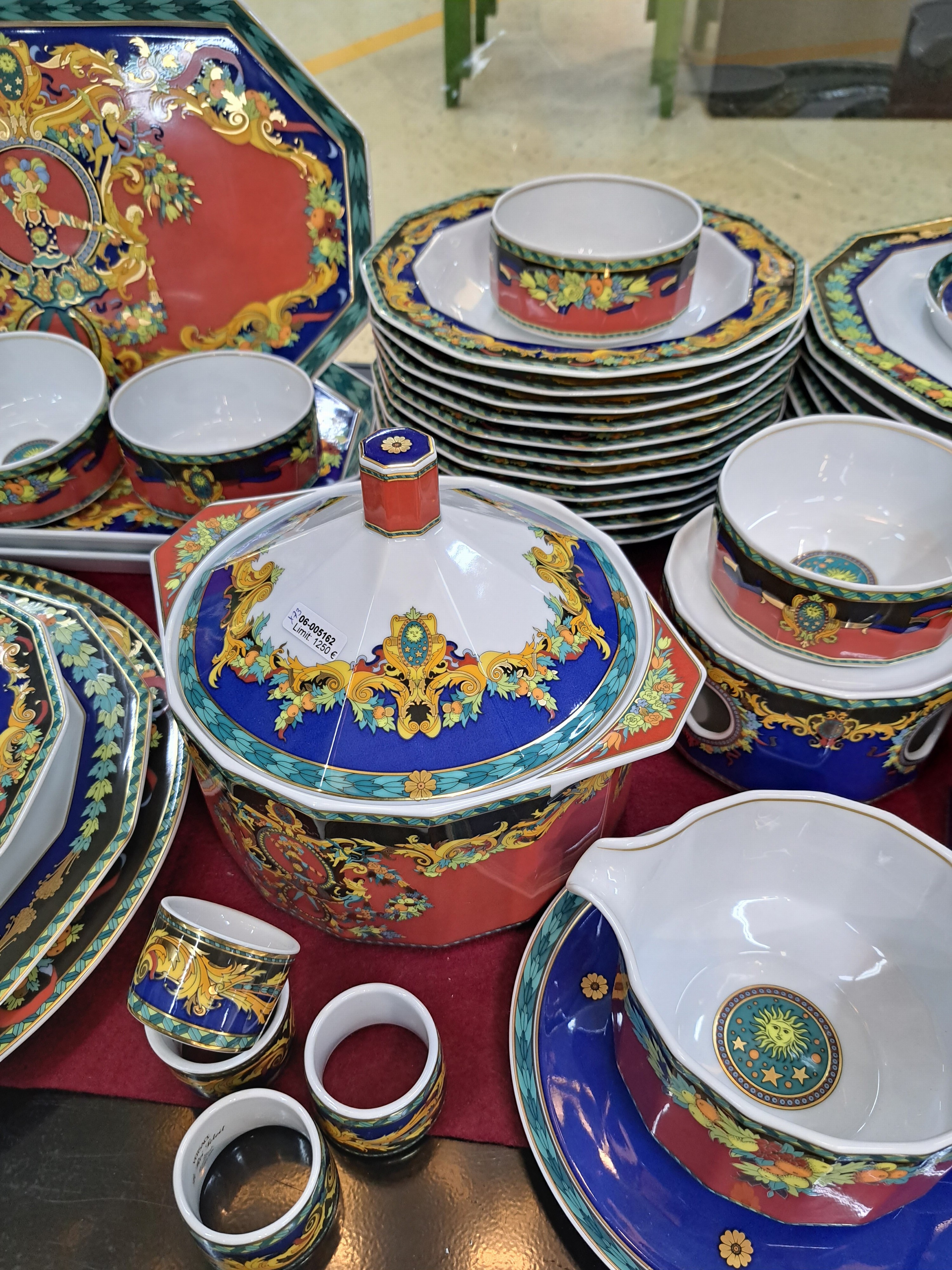 Detail d: Umfangreiches Tafelservice, Entwurf Versace, Le Roi Soleil, Rosenthal Studio-line, für 12 Personen, 12 Menueteller, 12 Suppenteller, 12 ...