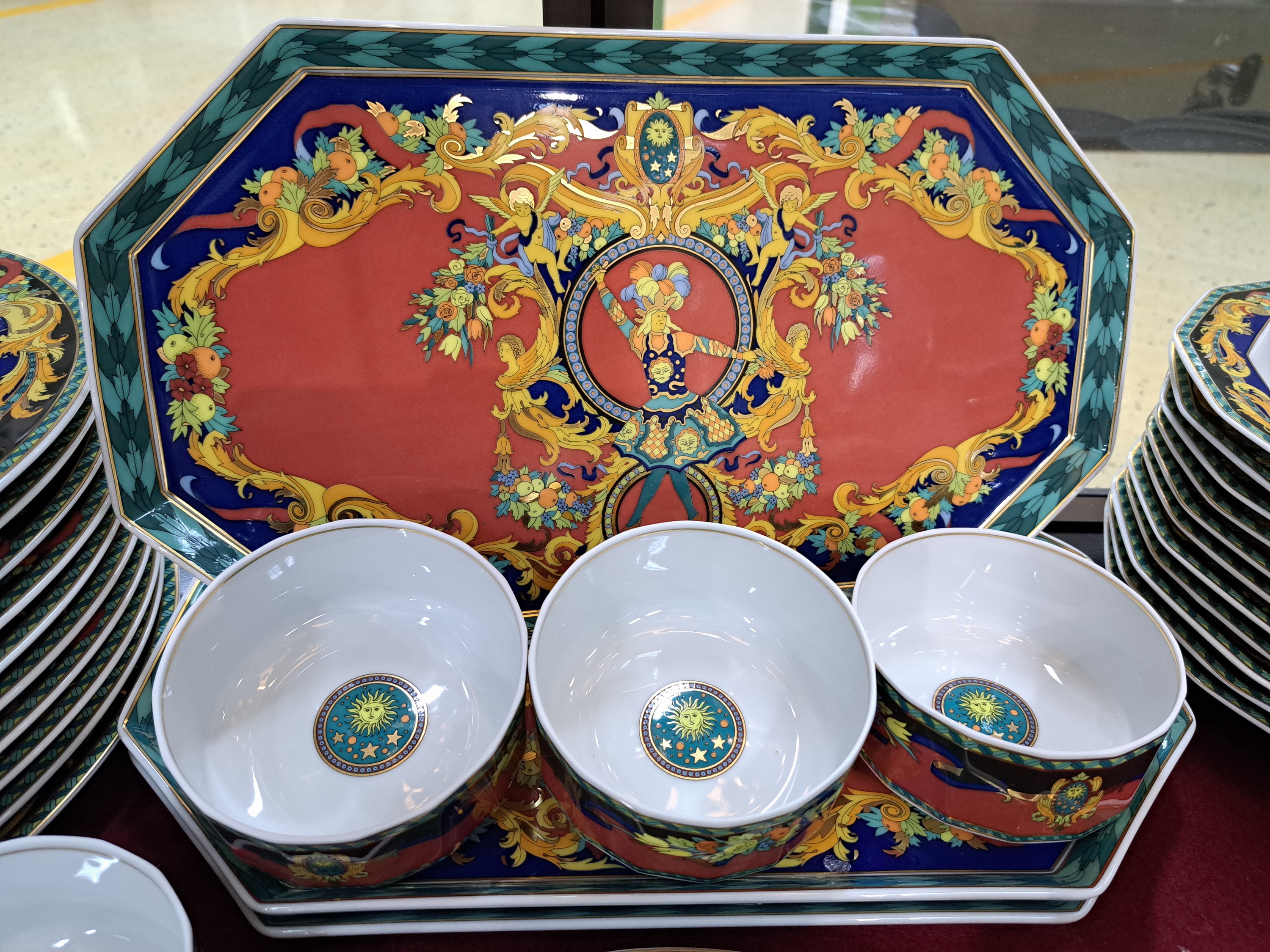 Detail g: Umfangreiches Tafelservice, Entwurf Versace, Le Roi Soleil, Rosenthal Studio-line, für 12 Personen, 12 Menueteller, 12 Suppenteller, 12 ...