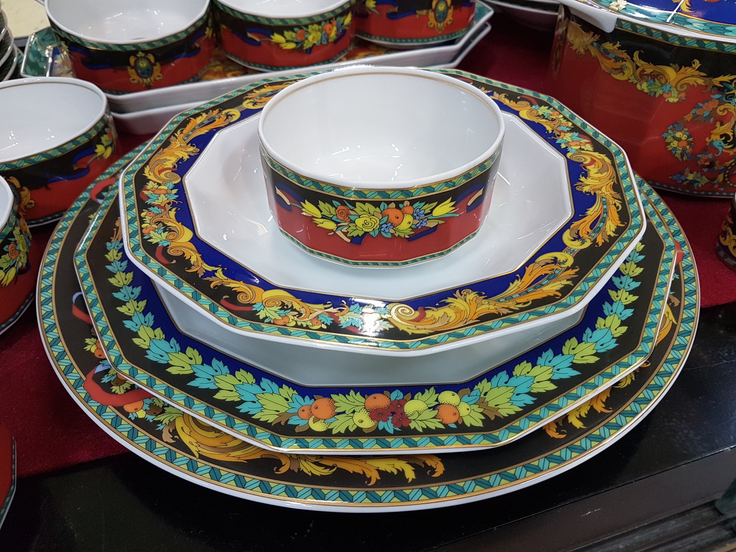 Detail h: Umfangreiches Tafelservice, Entwurf Versace, Le Roi Soleil, Rosenthal Studio-line, für 12 Personen, 12 Menueteller, 12 Suppenteller, 12 ...