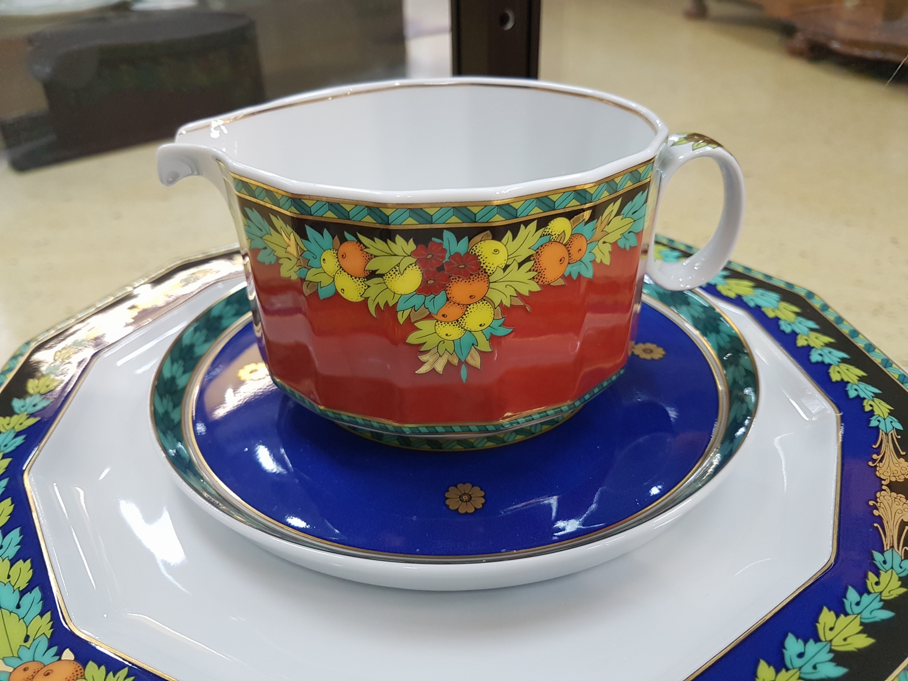 Detail i: Umfangreiches Tafelservice, Entwurf Versace, Le Roi Soleil, Rosenthal Studio-line, für 12 Personen, 12 Menueteller, 12 Suppenteller, 12 ...