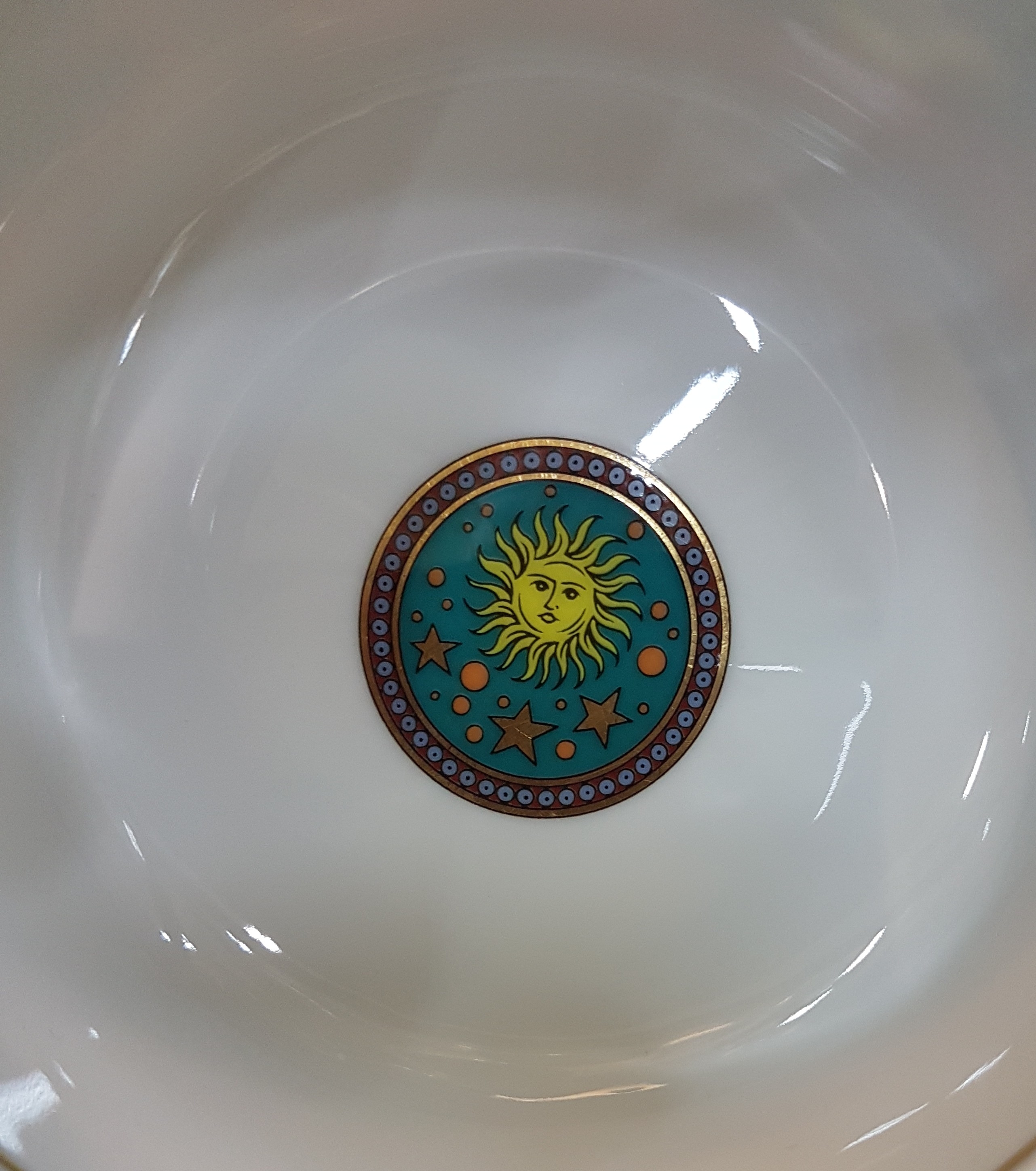 Detail j: Umfangreiches Tafelservice, Entwurf Versace, Le Roi Soleil, Rosenthal Studio-line, für 12 Personen, 12 Menueteller, 12 Suppenteller, 12 ...