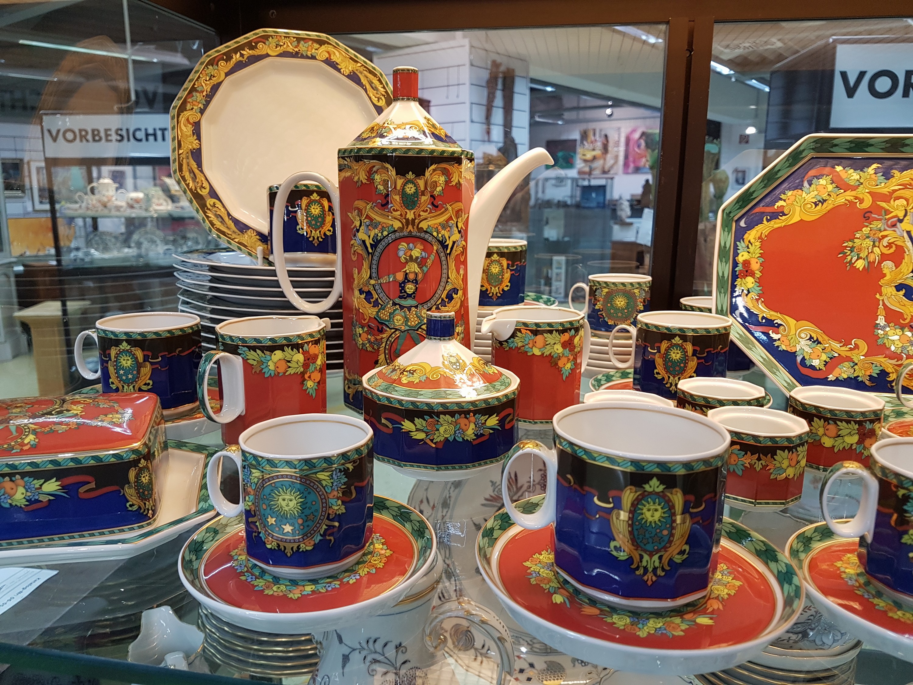 Detail a: Mokka- und Kaffeeservice, Entwurf Versace, Roi de Soleil, Rosenthal Studio-Line, Kaffeekanne, Zuckerdose, zwei Milchkännchen, 12 Kaffeetassen mit ...