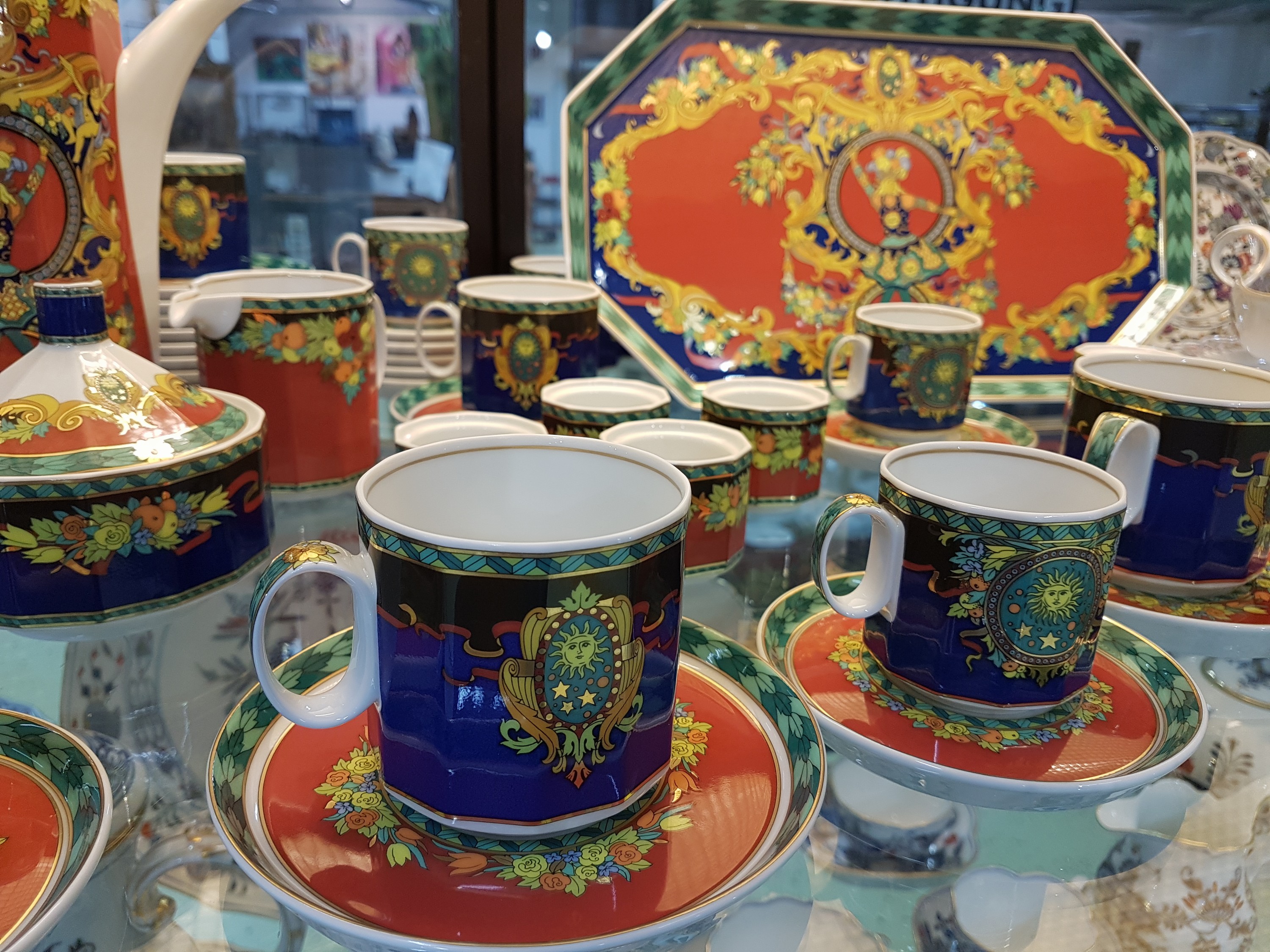 Detail b: Mokka- und Kaffeeservice, Entwurf Versace, Roi de Soleil, Rosenthal Studio-Line, Kaffeekanne, Zuckerdose, zwei Milchkännchen, 12 Kaffeetassen mit ...