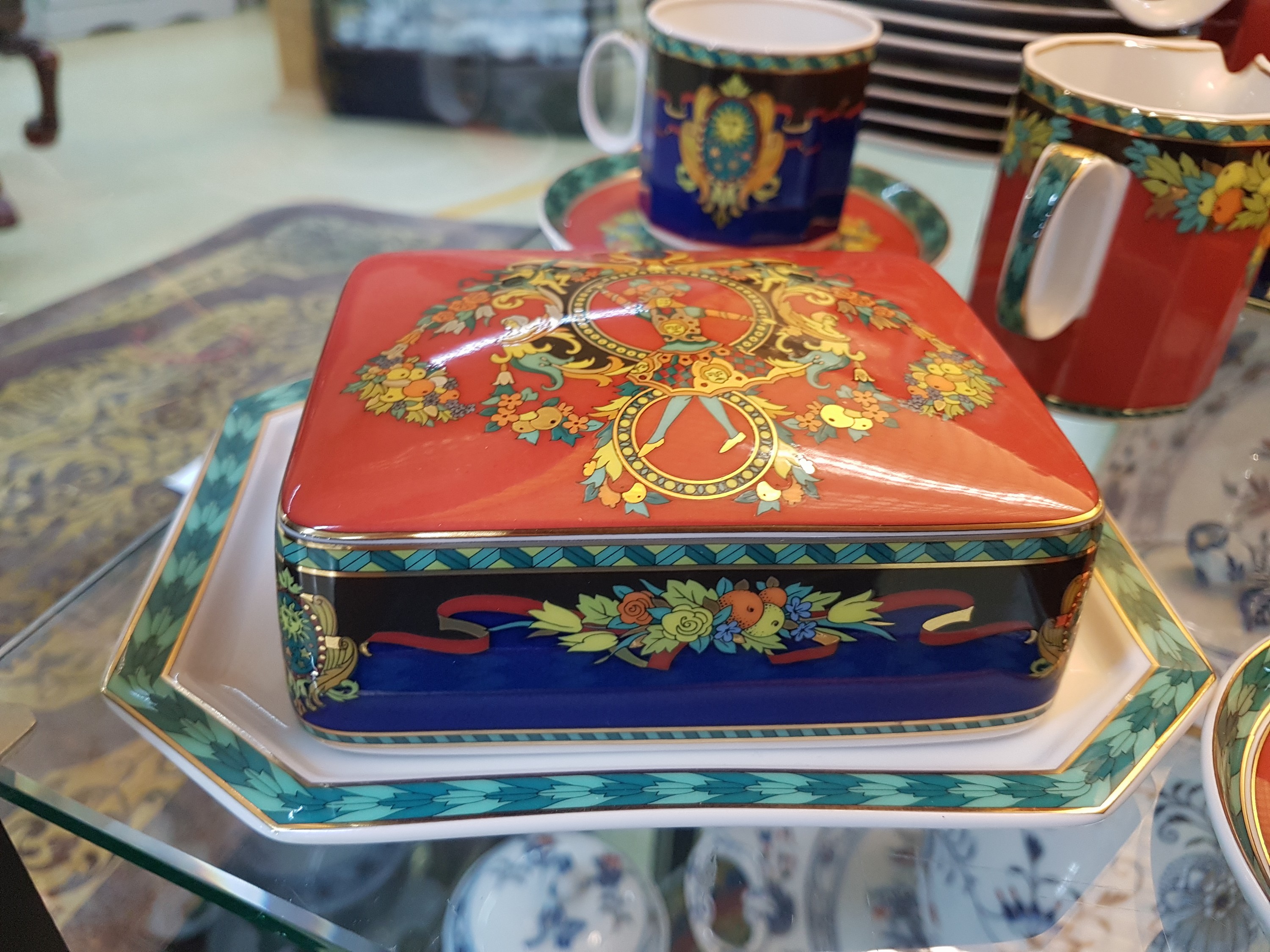 Detail c: Mokka- und Kaffeeservice, Entwurf Versace, Roi de Soleil, Rosenthal Studio-Line, Kaffeekanne, Zuckerdose, zwei Milchkännchen, 12 Kaffeetassen mit ...