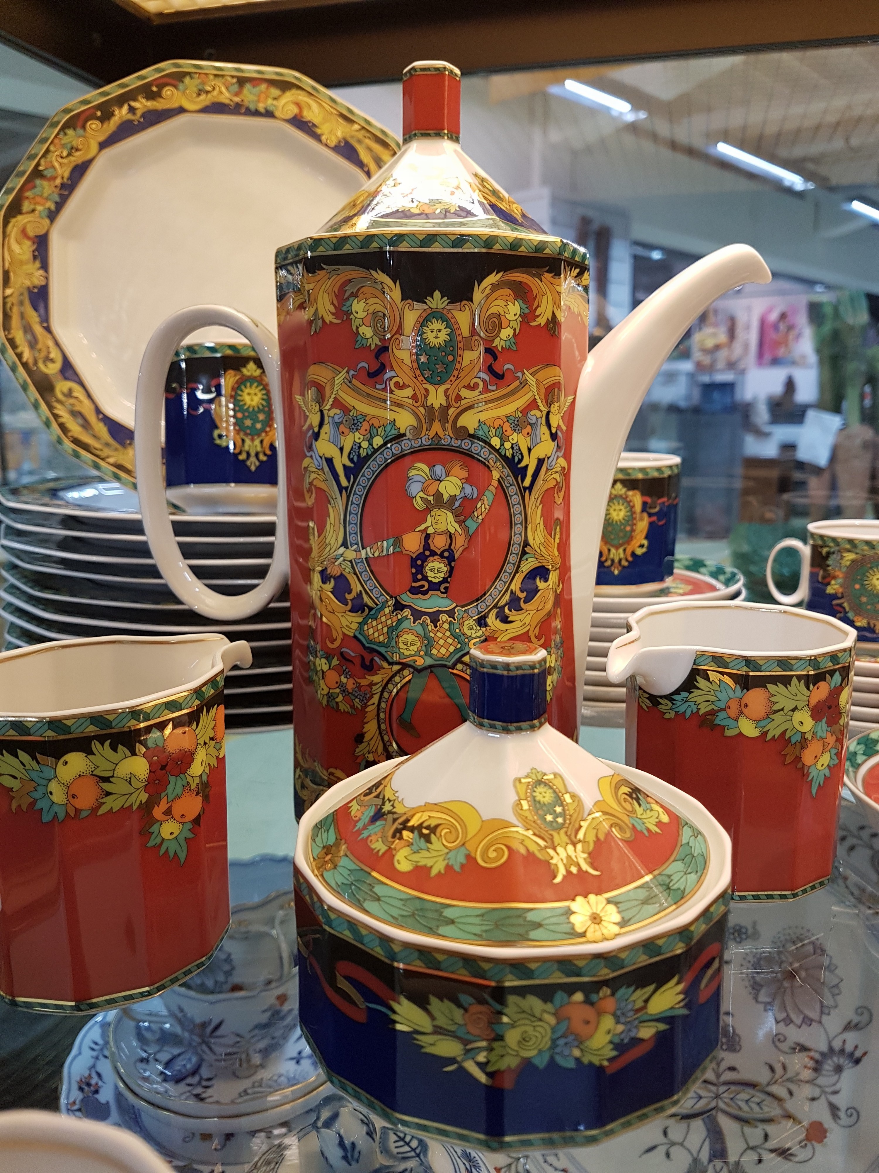 Detail d: Mokka- und Kaffeeservice, Entwurf Versace, Roi de Soleil, Rosenthal Studio-Line, Kaffeekanne, Zuckerdose, zwei Milchkännchen, 12 Kaffeetassen mit ...