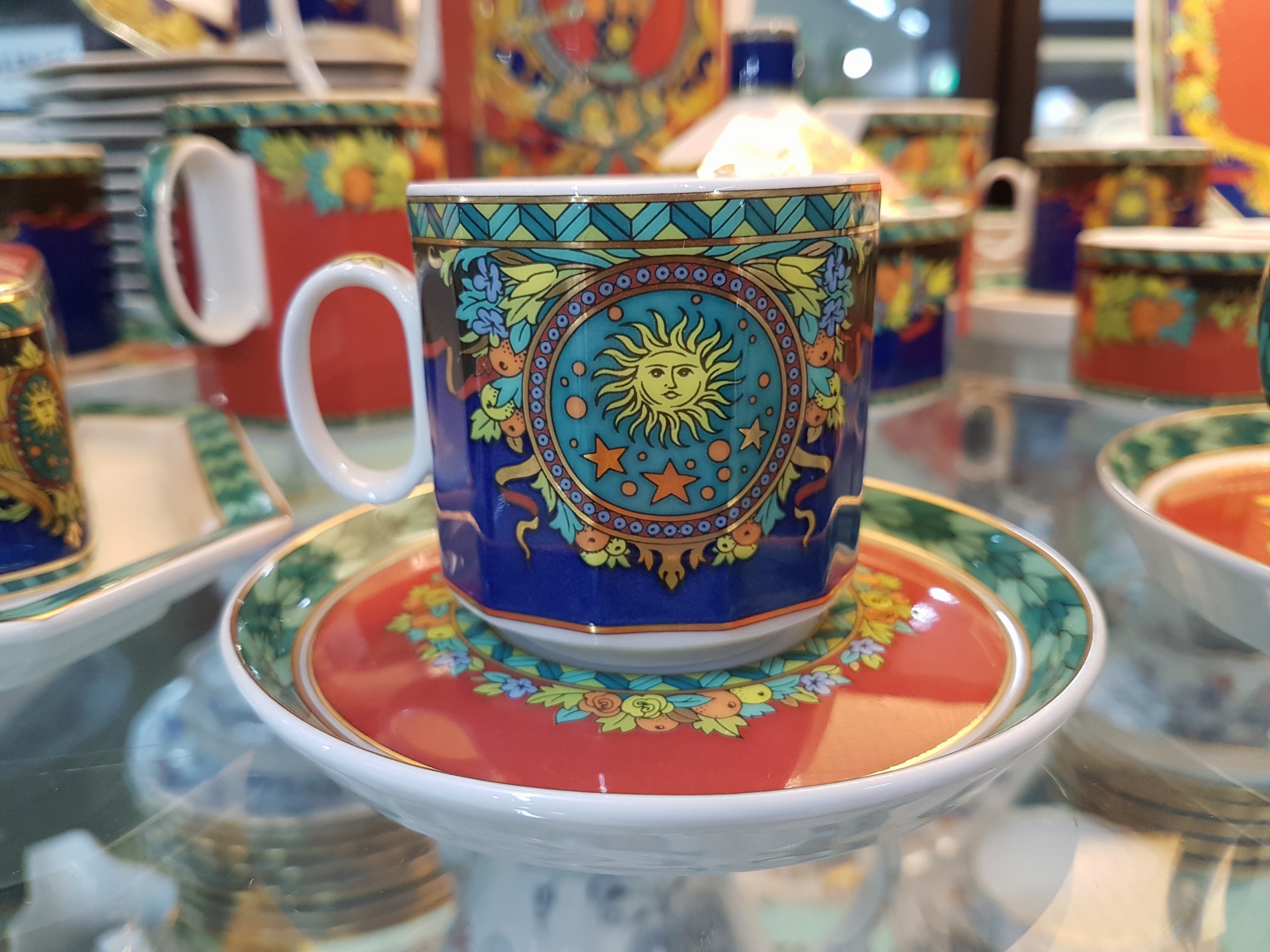 Detail e: Mokka- und Kaffeeservice, Entwurf Versace, Roi de Soleil, Rosenthal Studio-Line, Kaffeekanne, Zuckerdose, zwei Milchkännchen, 12 Kaffeetassen mit ...